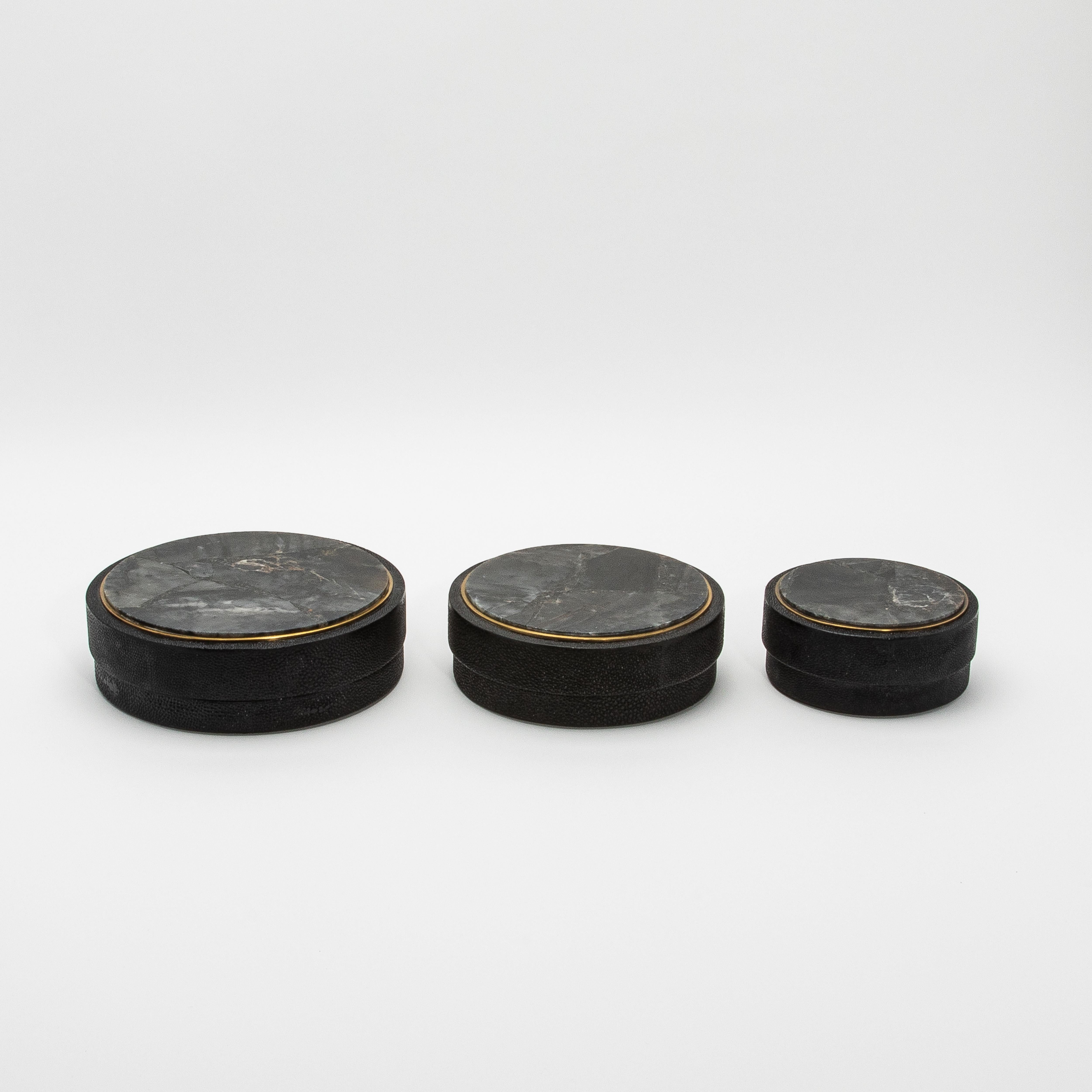 Juego de 3 cajas de piel de zapa y cuarzo negro con marco de latón by R&Y Augousti Siglo XXI y contemporáneo en venta