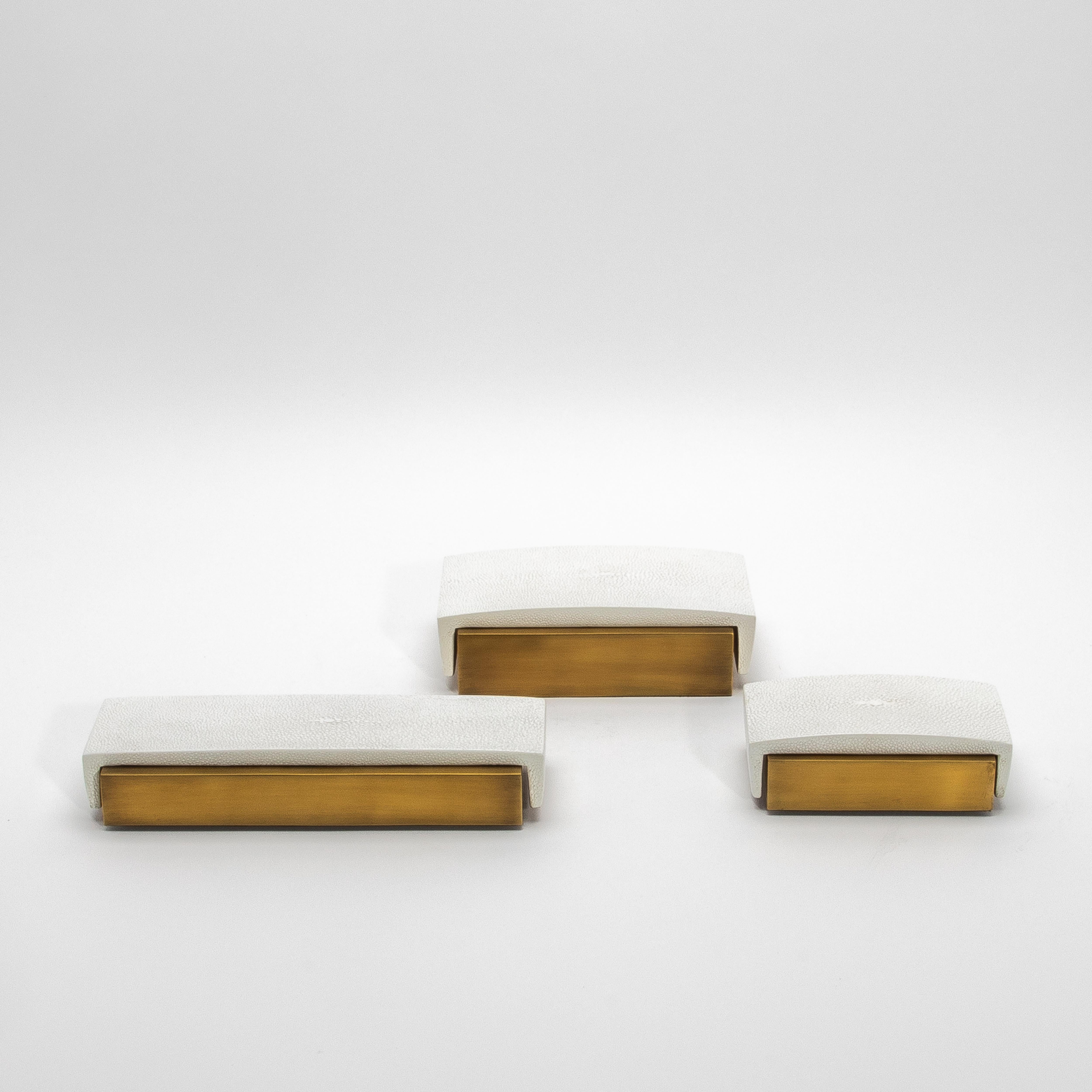 Juego de 3 cajas de piel de zapa blanca y latón patinado bronce by R&Y Augousti en venta 2
