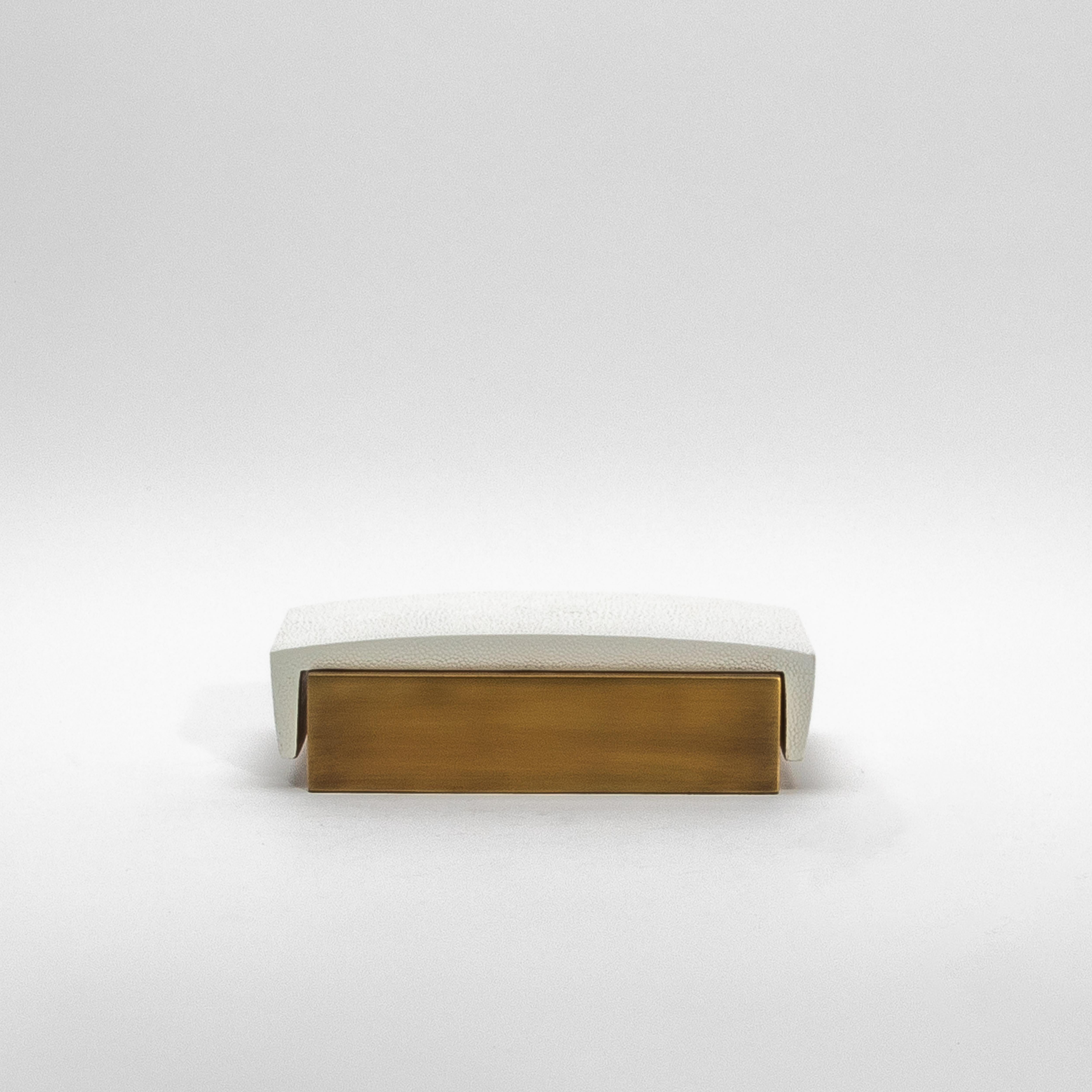 Juego de 3 cajas de piel de zapa blanca y latón patinado bronce by R&Y Augousti en venta 3