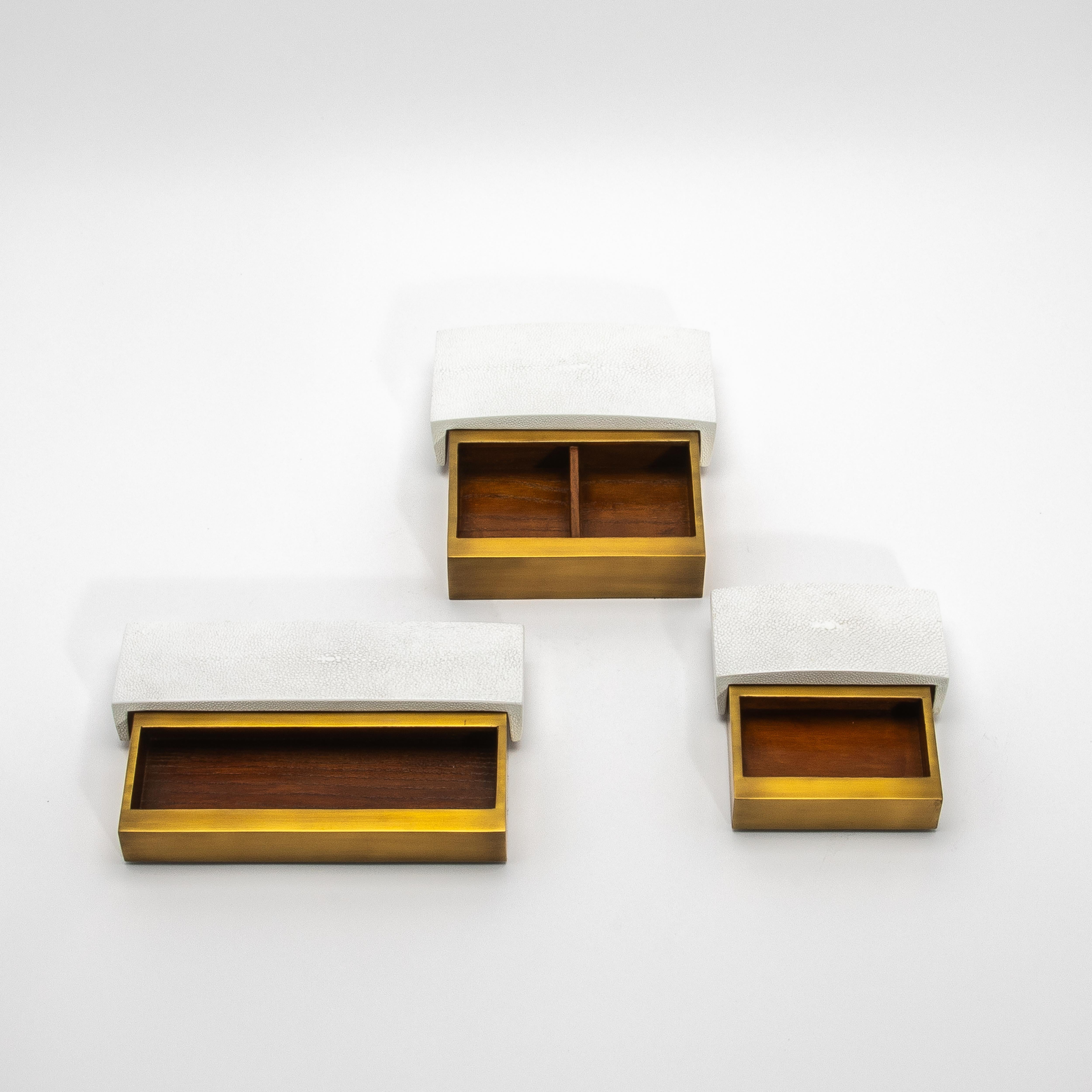Juego de 3 cajas de piel de zapa blanca y latón patinado bronce by R&Y Augousti Art Decó en venta