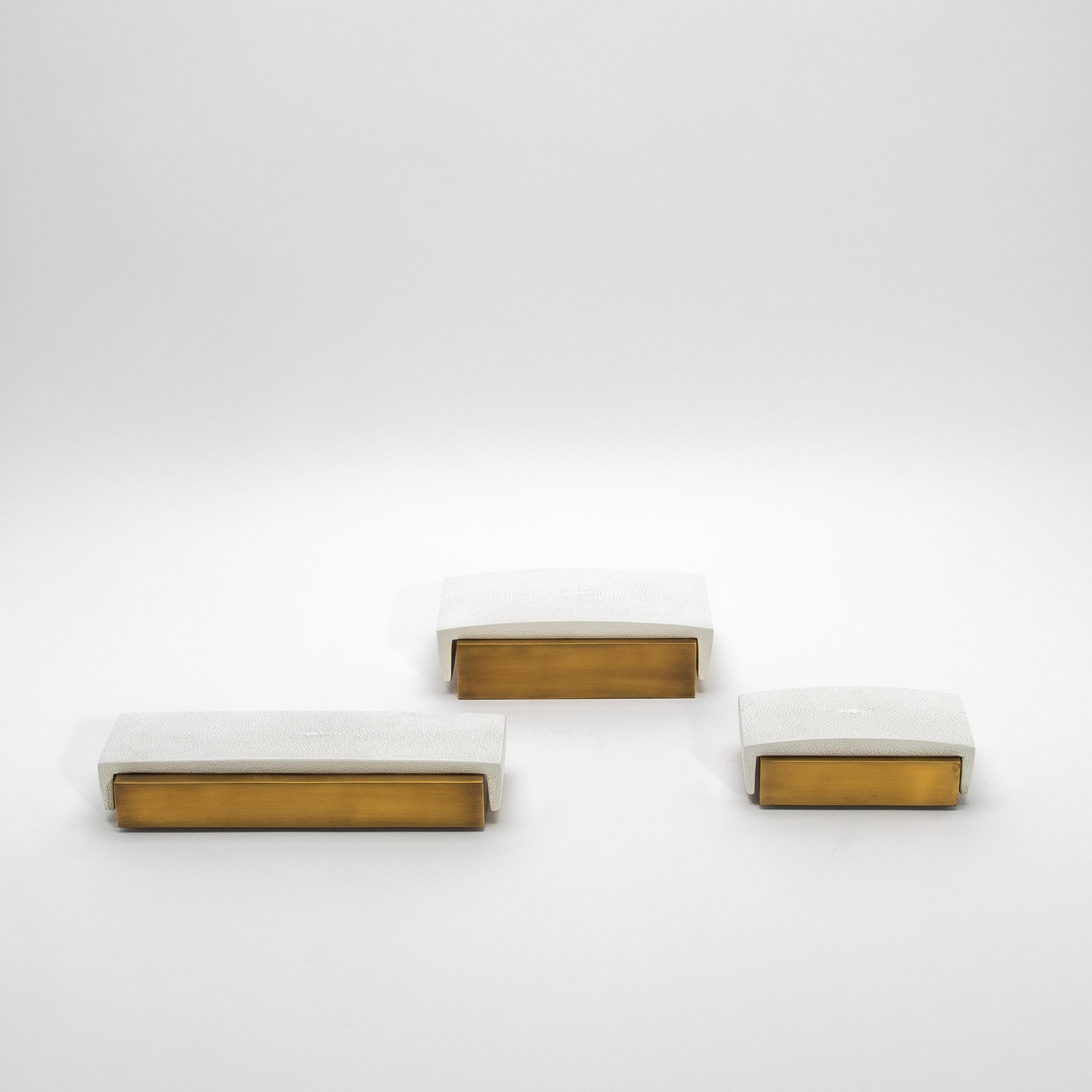 Juego de 3 cajas de piel de zapa blanca y latón patinado bronce by R&Y Augousti Filipino en venta