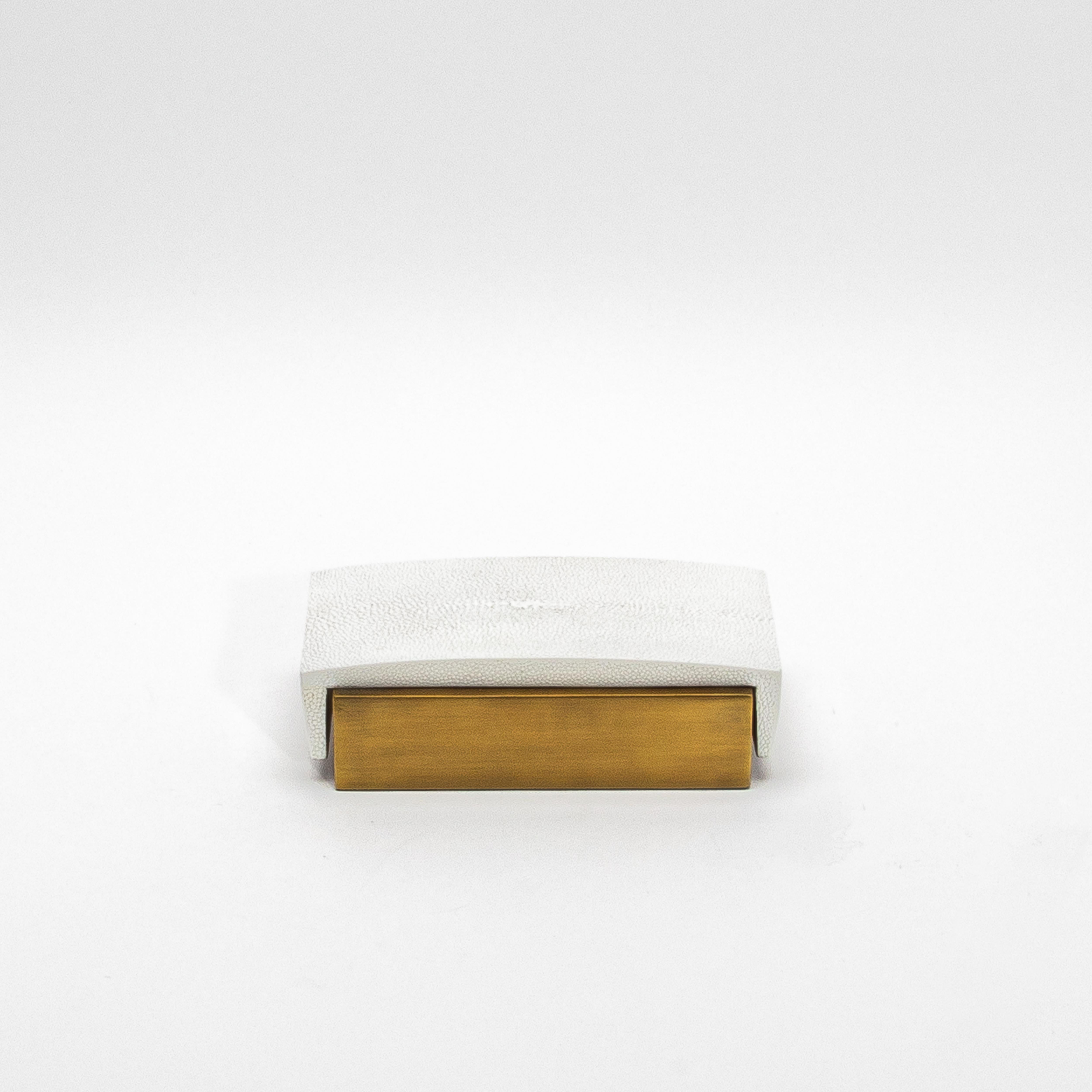 Juego de 3 cajas de piel de zapa blanca y latón patinado bronce by R&Y Augousti Hecho a mano en venta