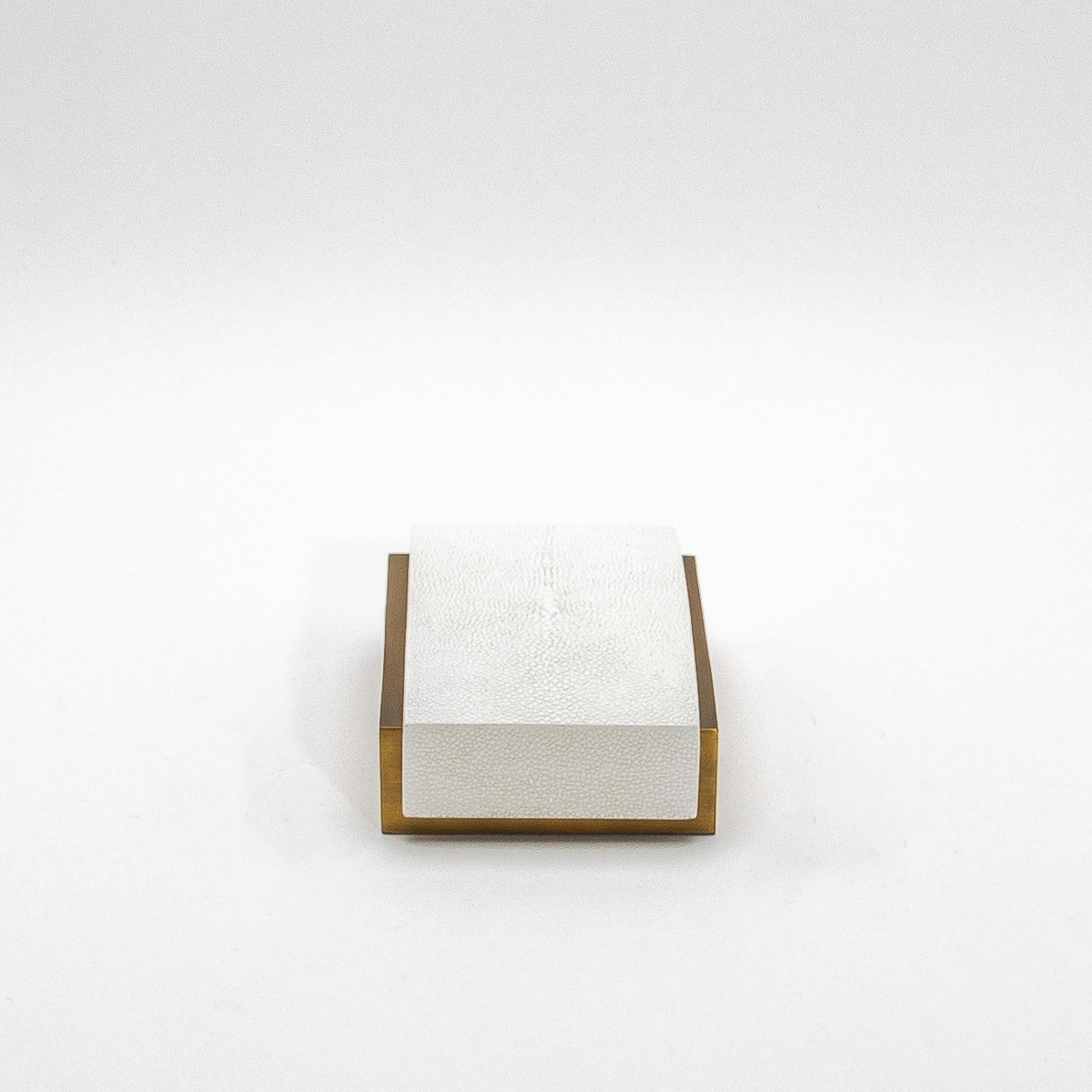 Juego de 3 cajas de piel de zapa blanca y latón patinado bronce by R&Y Augousti Siglo XXI y contemporáneo en venta