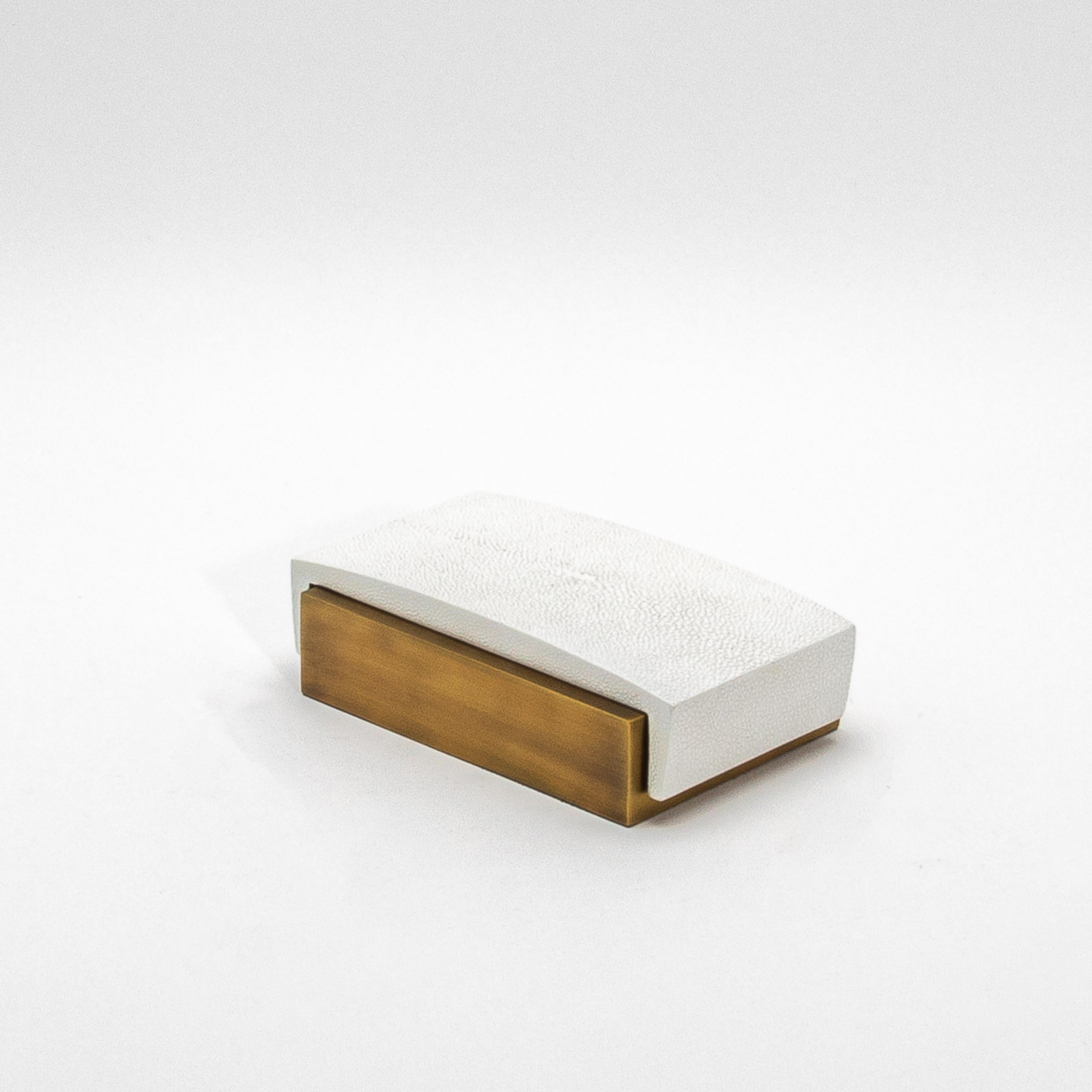 Juego de 3 cajas de piel de zapa blanca y latón patinado bronce by R&Y Augousti Latón en venta