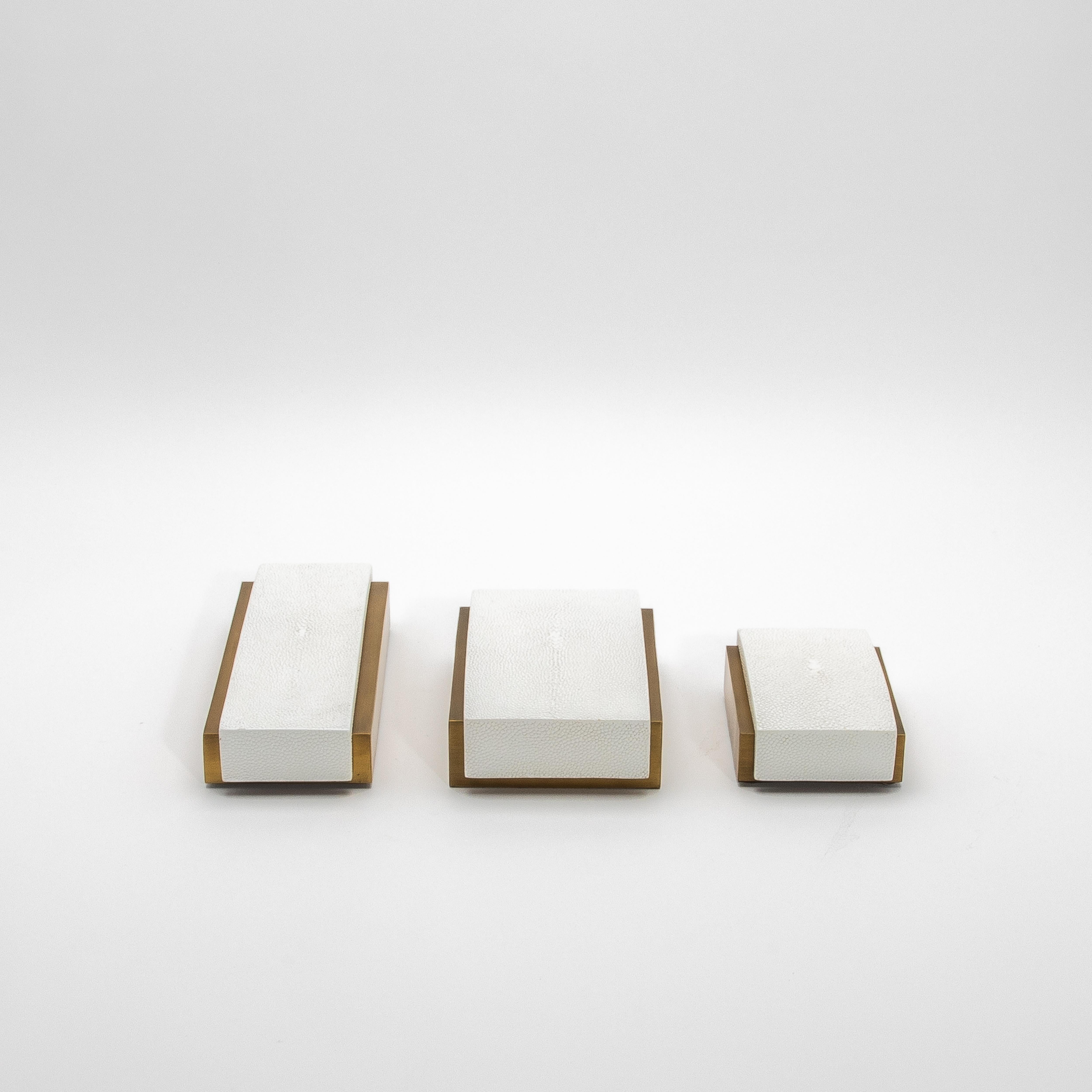 Juego de 3 cajas de piel de zapa blanca y latón patinado bronce by R&Y Augousti en venta 1