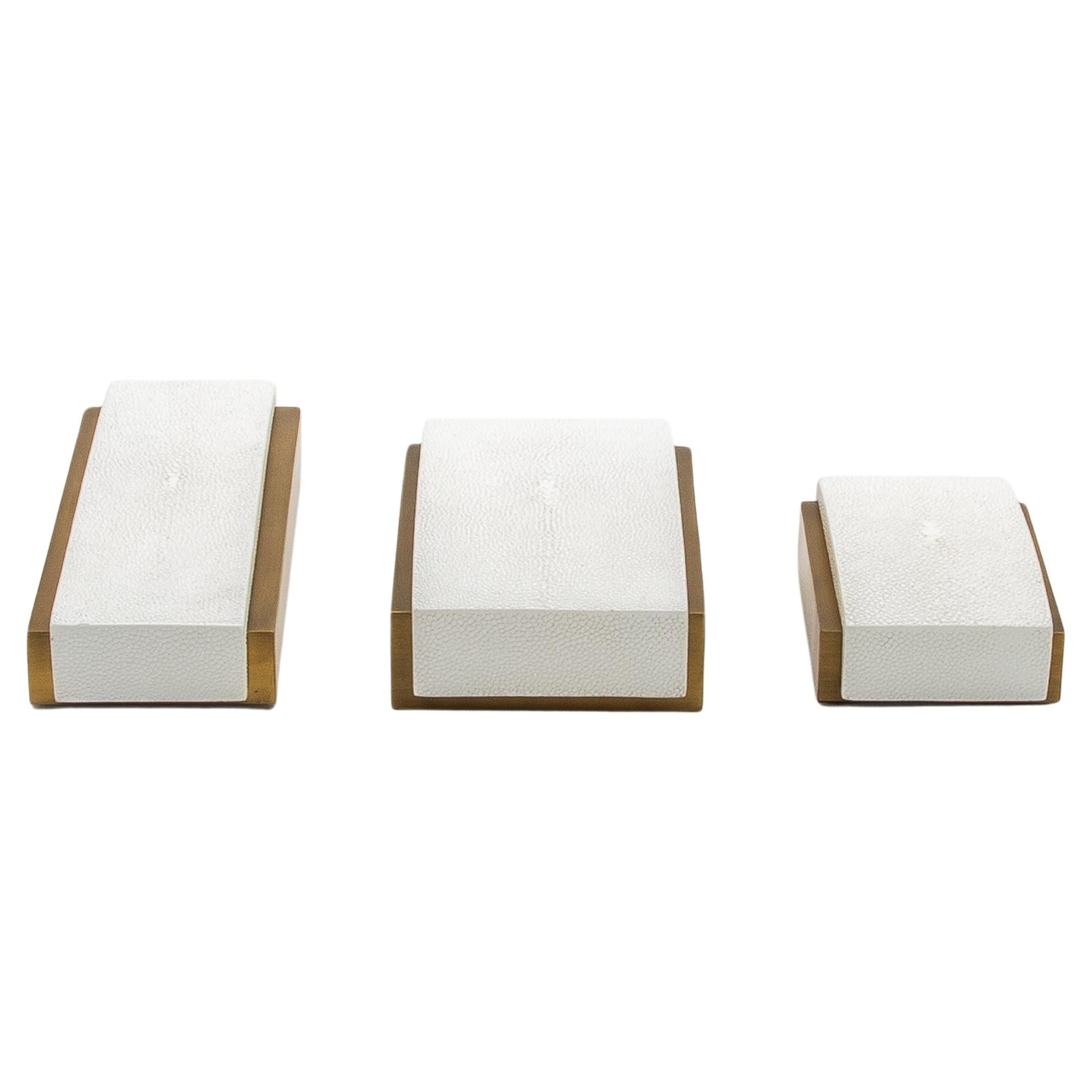 Juego de 3 cajas de piel de zapa blanca y latón patinado bronce by R&Y Augousti