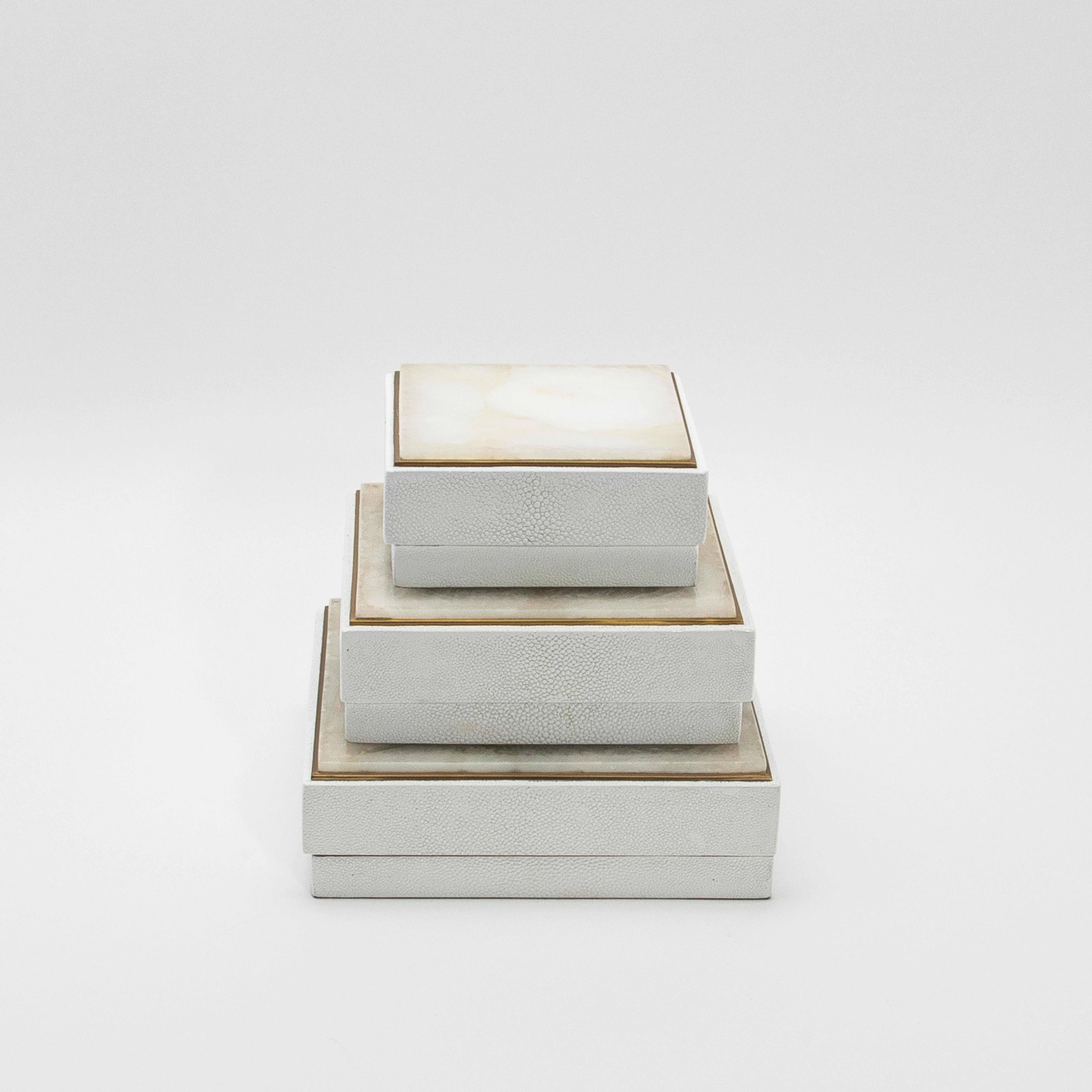 Juego de 3 cajas de piel de zapa blanca y cuarzo con marco de latón by R&Y Augousti Art Decó en venta