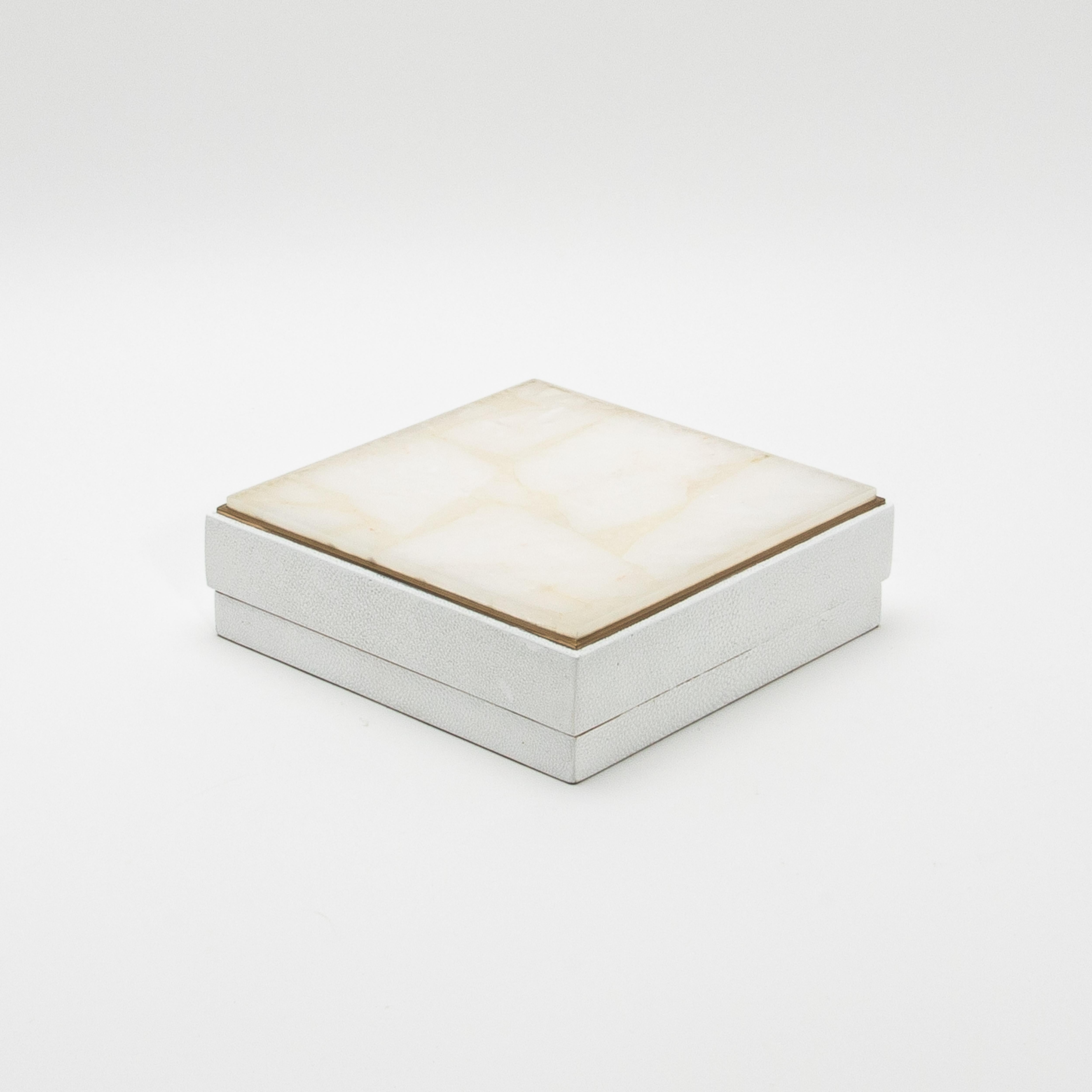 Juego de 3 cajas de piel de zapa blanca y cuarzo con marco de latón by R&Y Augousti Hecho a mano en venta