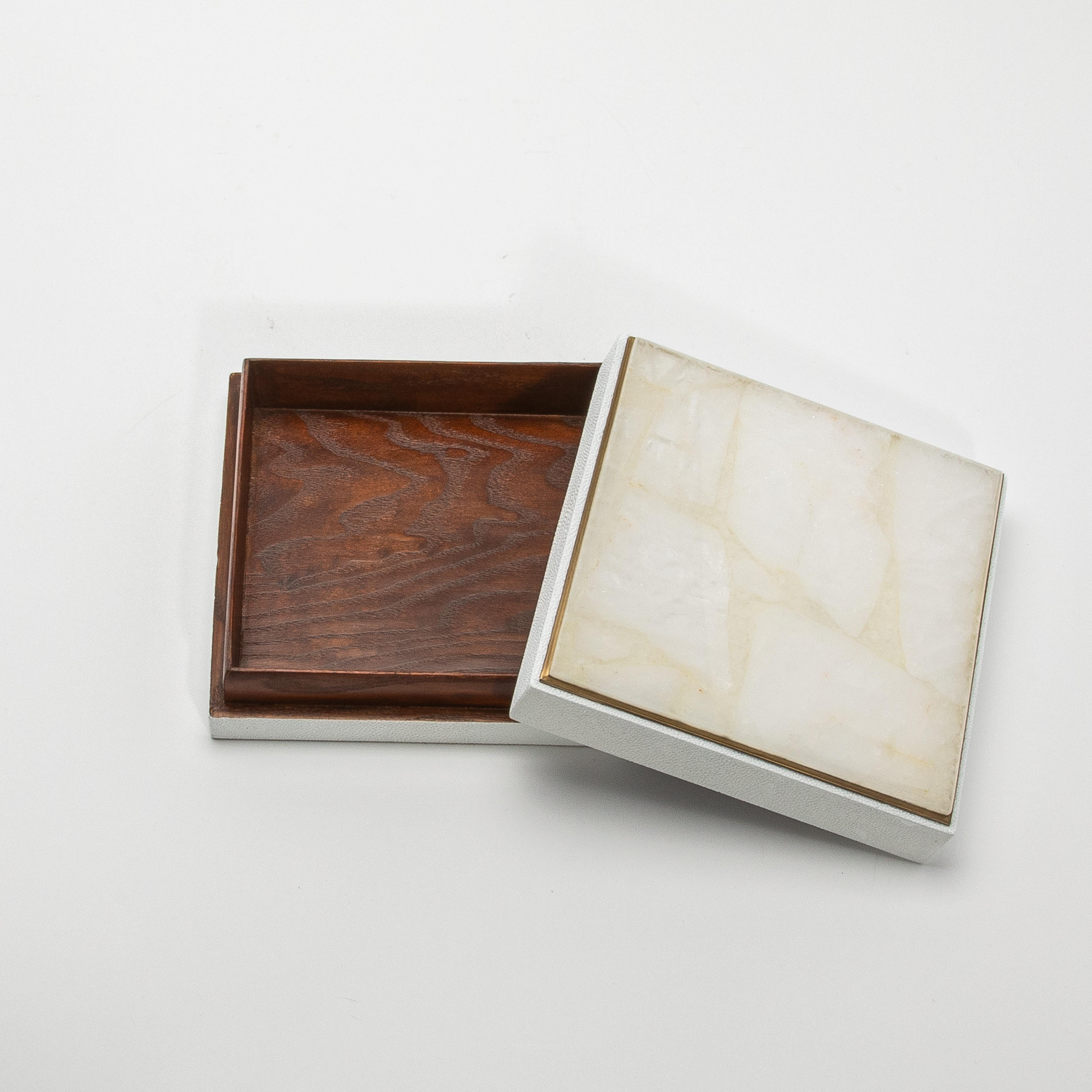 Juego de 3 cajas de piel de zapa blanca y cuarzo con marco de latón by R&Y Augousti Latón en venta