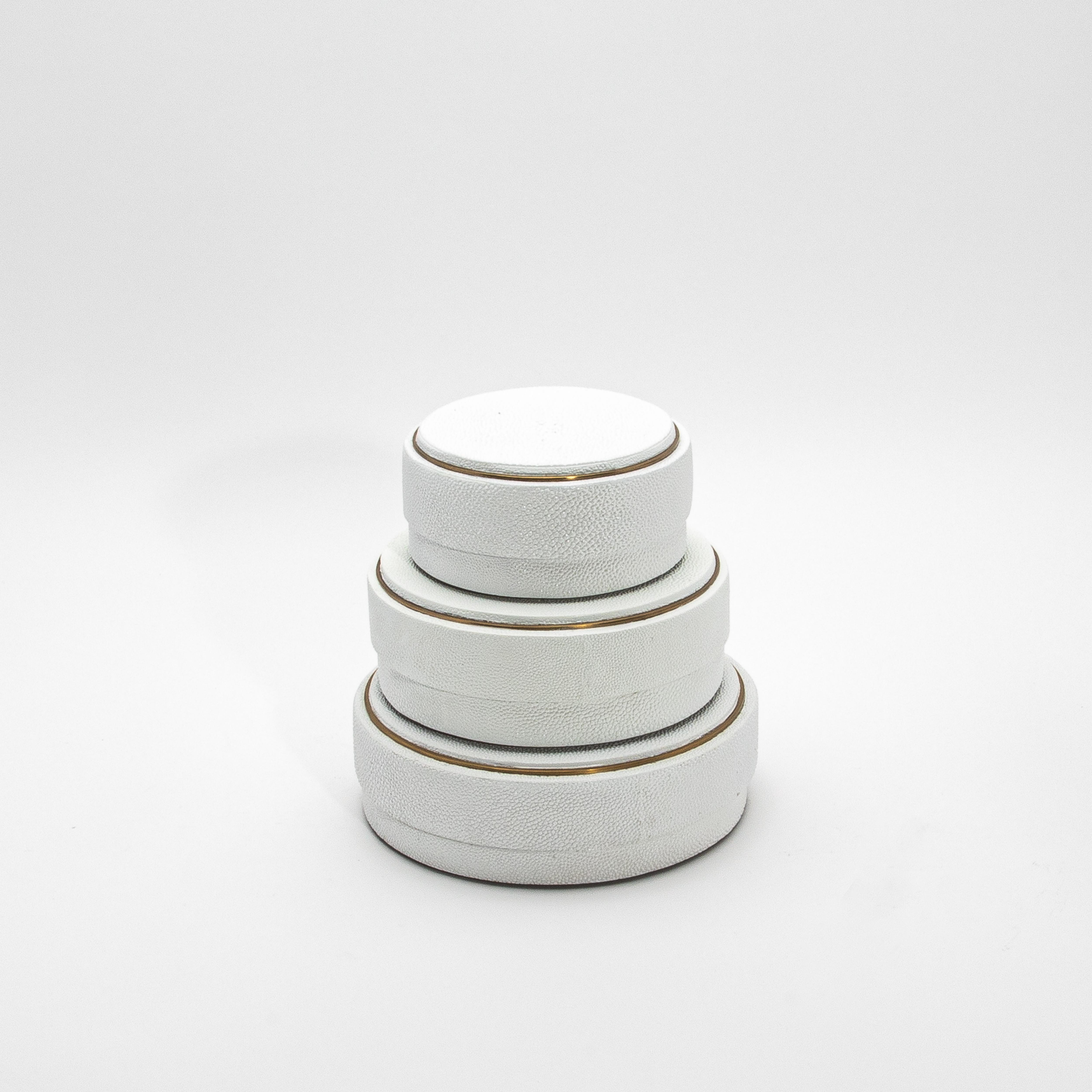 Este conjunto de 3 cajas redondas de piel de zapa blanca de R&Y Augousti presenta un diseño que combina a la perfección forma y función. Cada caja tiene una forma circular perfectamente simétrica, que desprende una elegancia moderna que atrae las
