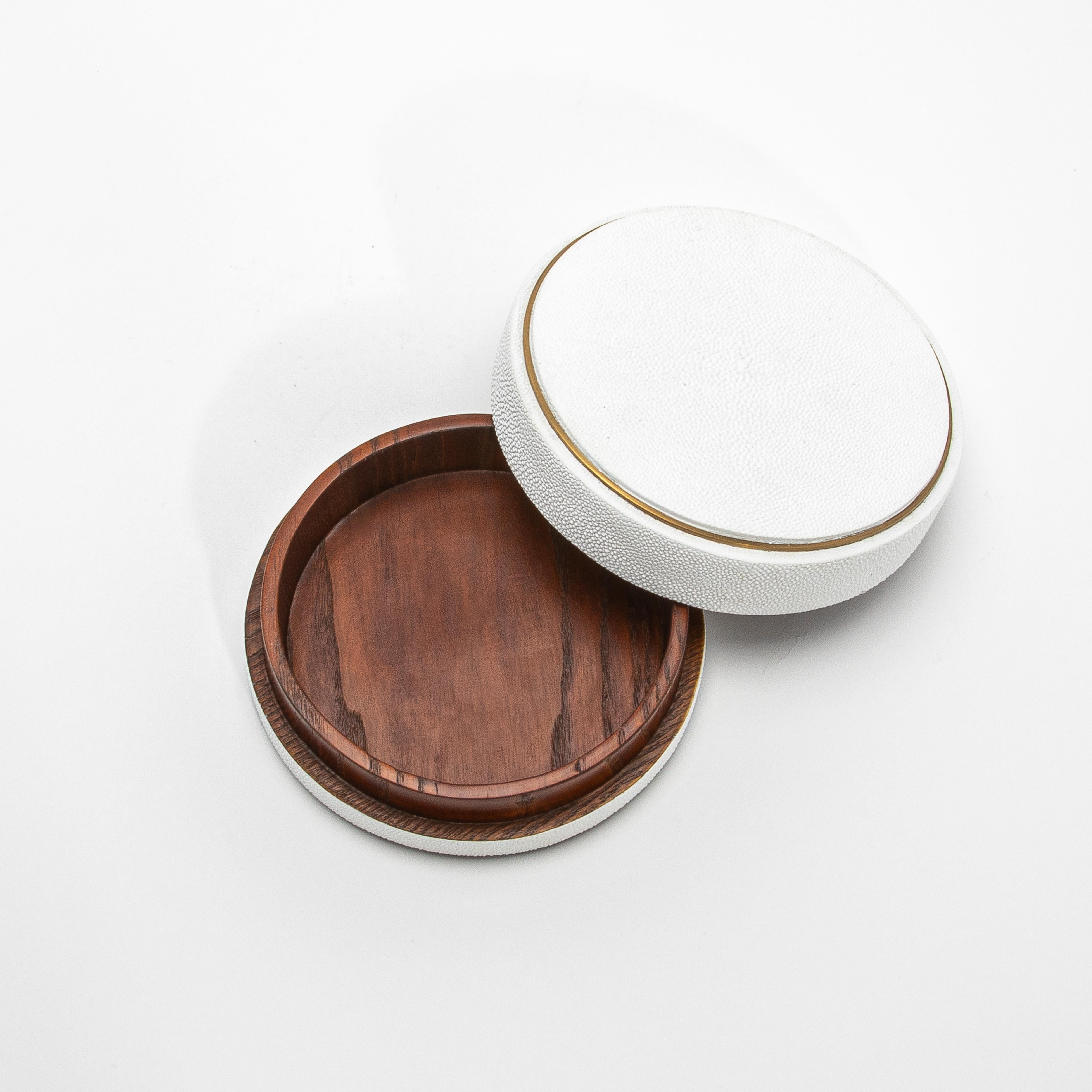 Juego de 3 cajas de piel de zapa blanca con marco de latón by R&Y Augousti Siglo XXI y contemporáneo en venta