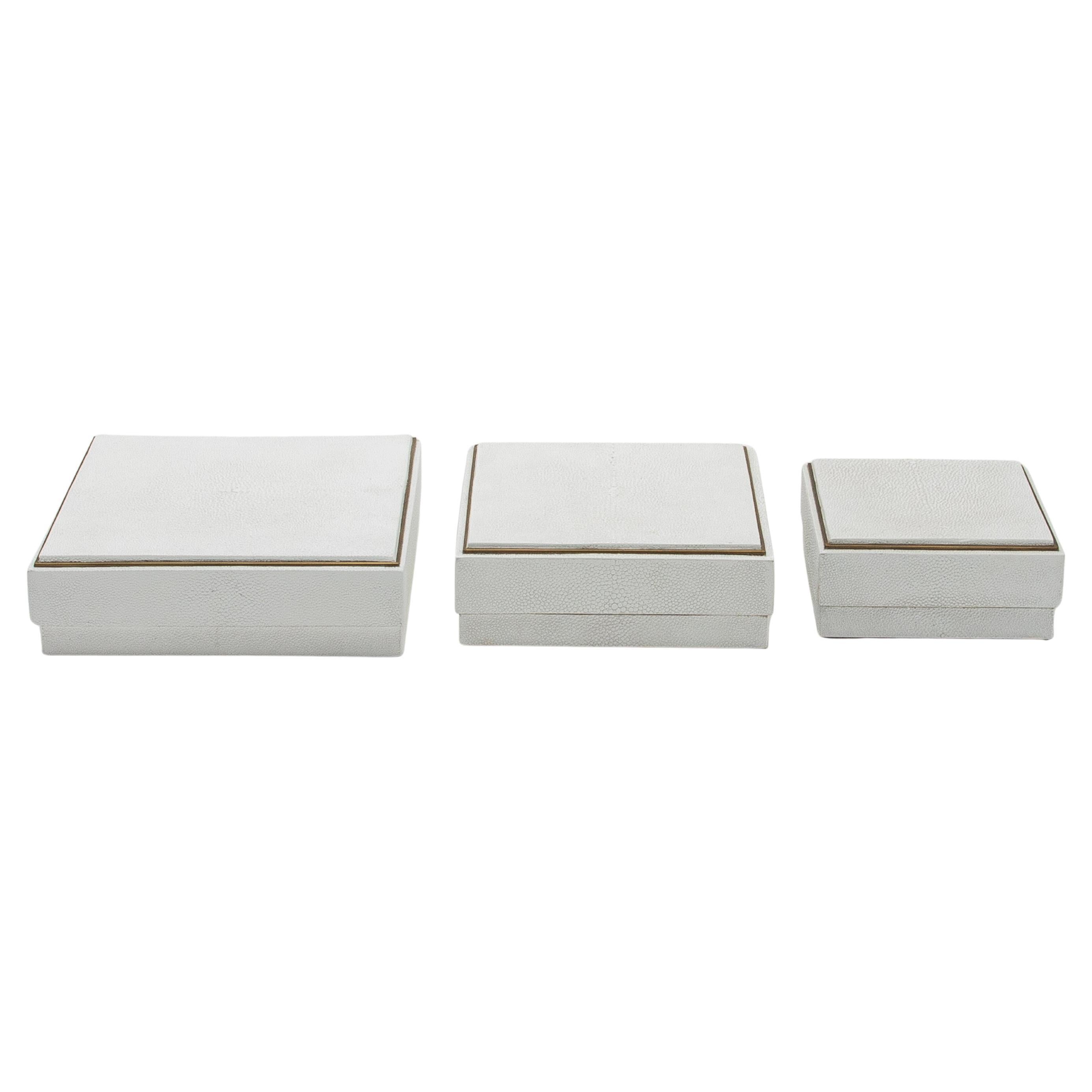Juego de 3 cajas de piel de zapa blanca con marco de latón by R&Y Augousti