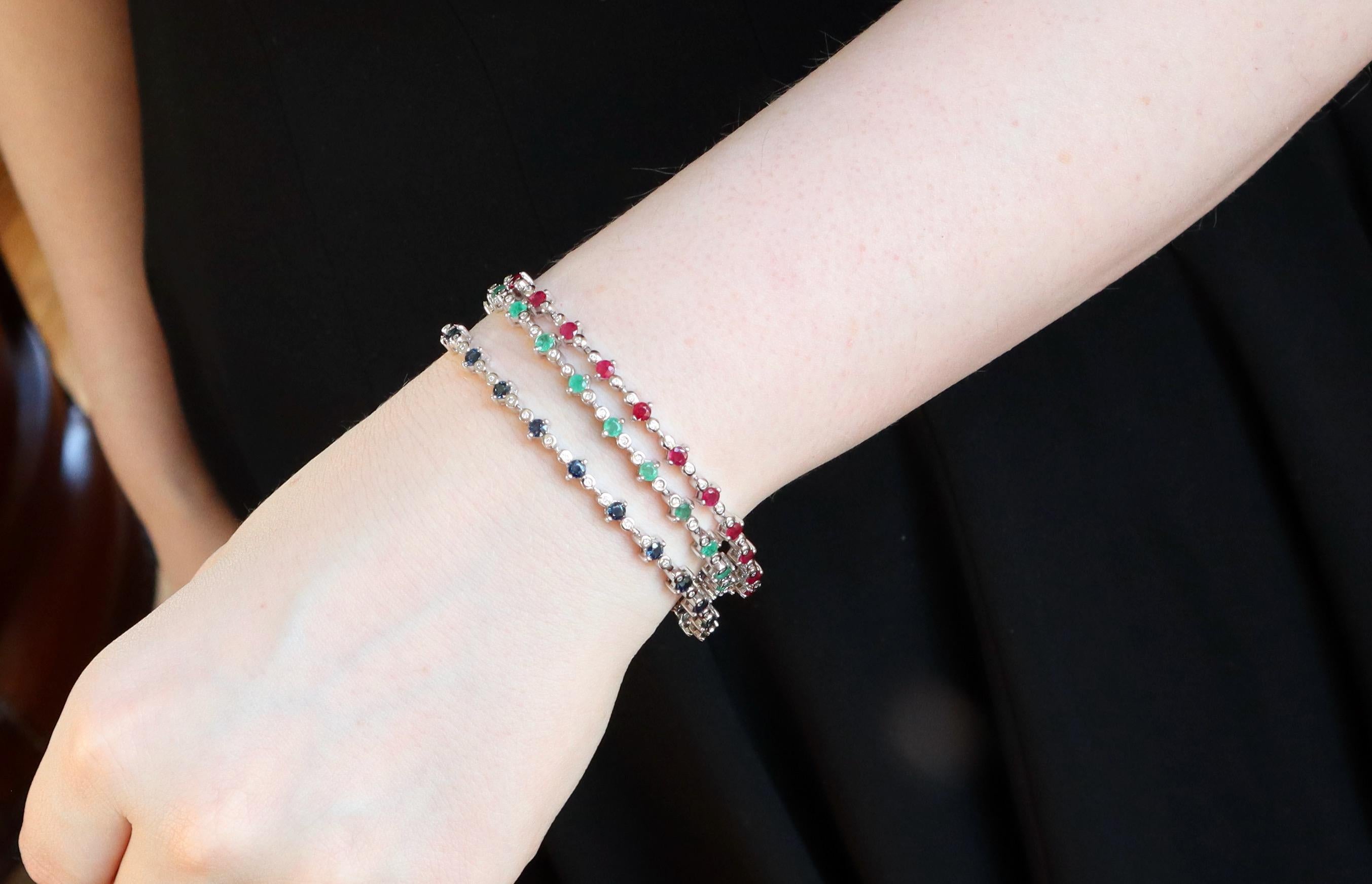 Juego de 3 Pulseras de Oro blanco 18 quilates, Rubíes, Esmeraldas, Zafiros y Diamantes
- Pulsera de Oro blanco de 18 kt, 21 Rubíes de 3,16 Quilates alternados con Pares de Diamantes de 0,24 Quilates engaste cerrado. Cierre de lengüeta con 2 ochos de