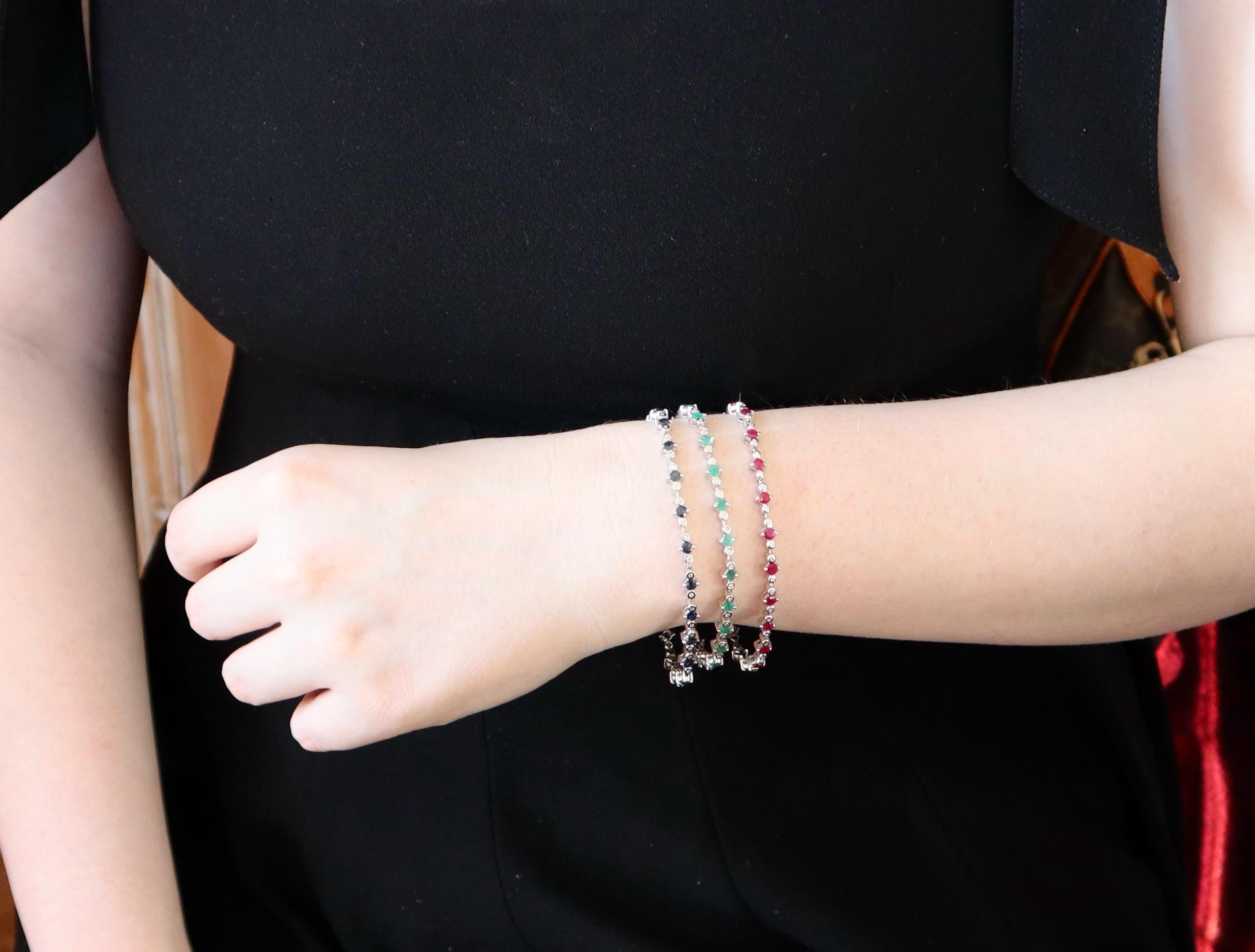 Juego de 3 Pulseras de Oro de 18 Kilates, Rubíes, Esmeraldas, Zafiros y Diamantes Corte esmeralda en venta