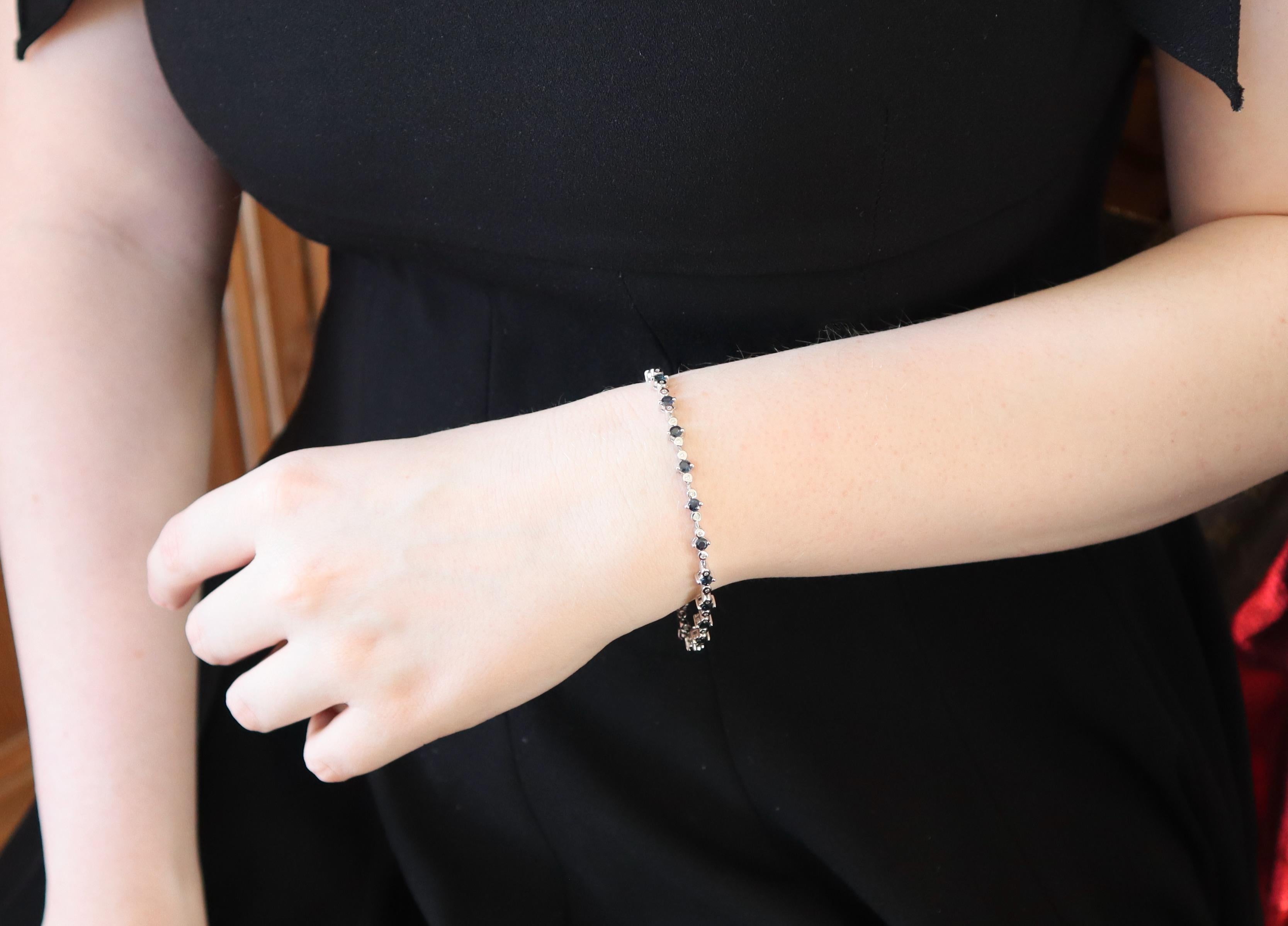 Juego de 3 Pulseras de Oro de 18 Kilates, Rubíes, Esmeraldas, Zafiros y Diamantes en Bueno estado para la venta en Paris, FR