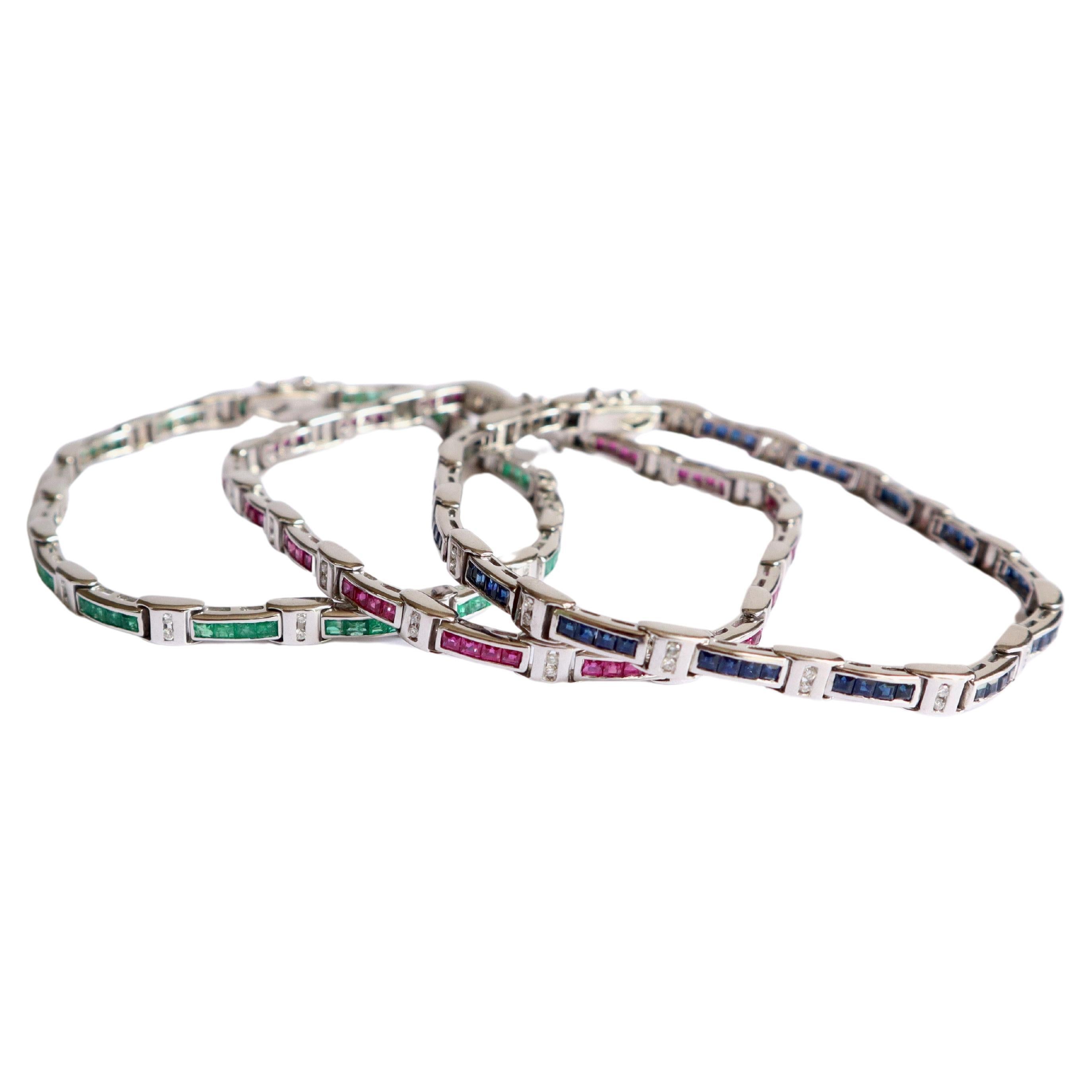 Ensemble de 3 bracelets en or blanc 18 carats, rubis, émeraudes, saphirs et diamants