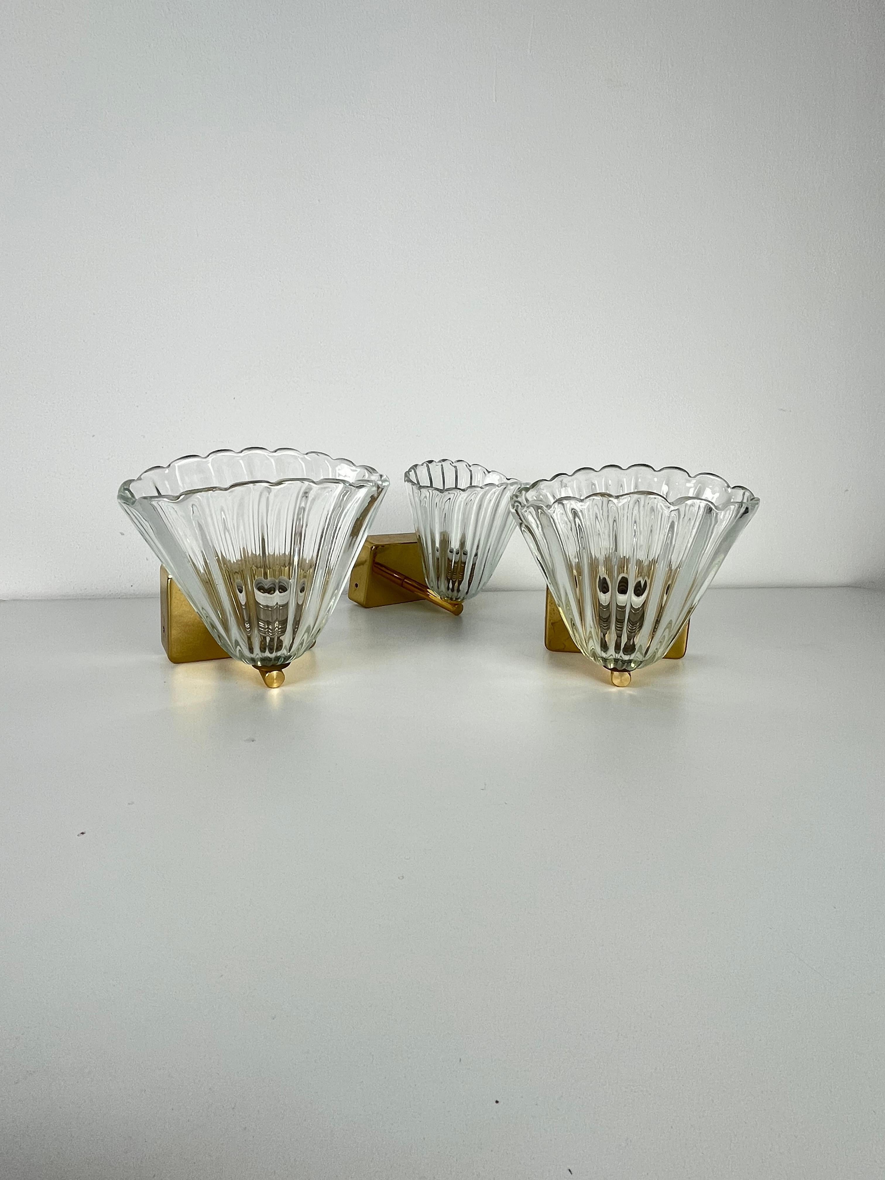Juego de 3 apliques de latón y cristal de Murano atribuido a Barovier & Toso, años 50 en venta 4