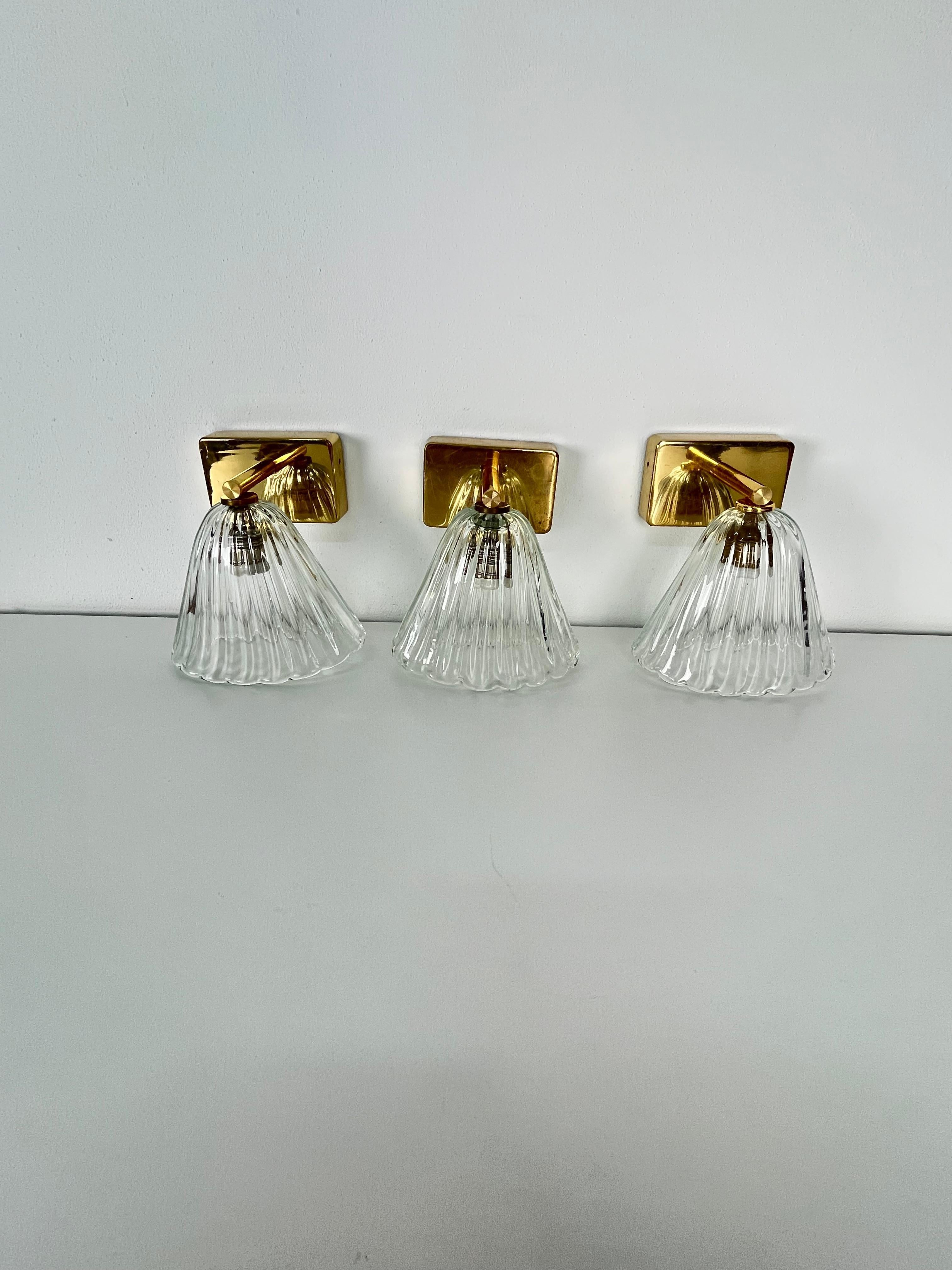 Juego de 3 apliques de latón y cristal de Murano atribuido a Barovier & Toso, años 50
Cristal intacto, lámparas E14.
Buen estado.
Encontrado en un piso noble de mi ciudad natal, Palermo.
Otro juego de dos está disponible en línea.

Garantizamos un