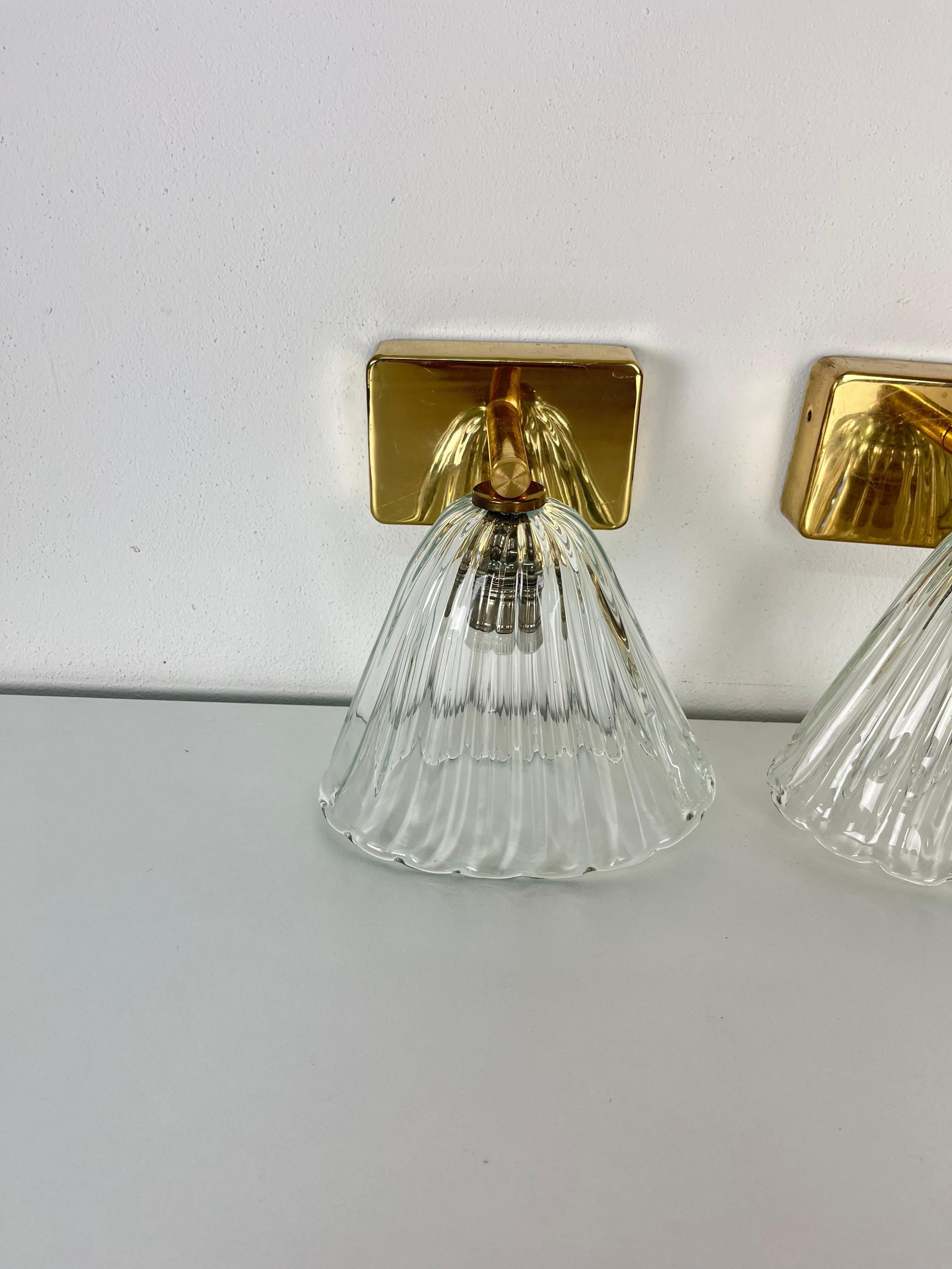 Juego de 3 apliques de latón y cristal de Murano atribuido a Barovier & Toso, años 50 Italiano en venta