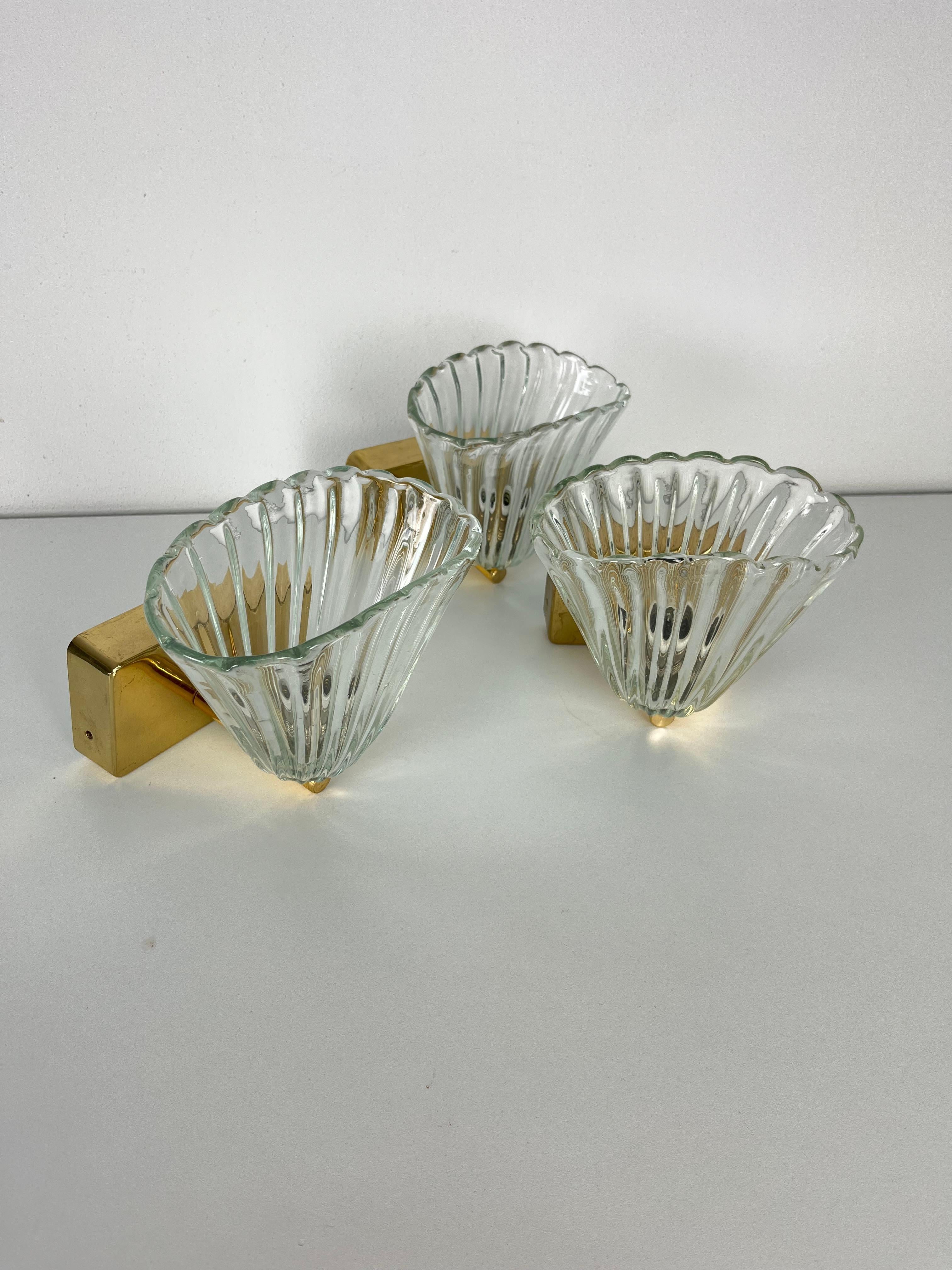 Juego de 3 apliques de latón y cristal de Murano atribuido a Barovier & Toso, años 50 mediados del siglo XX en venta