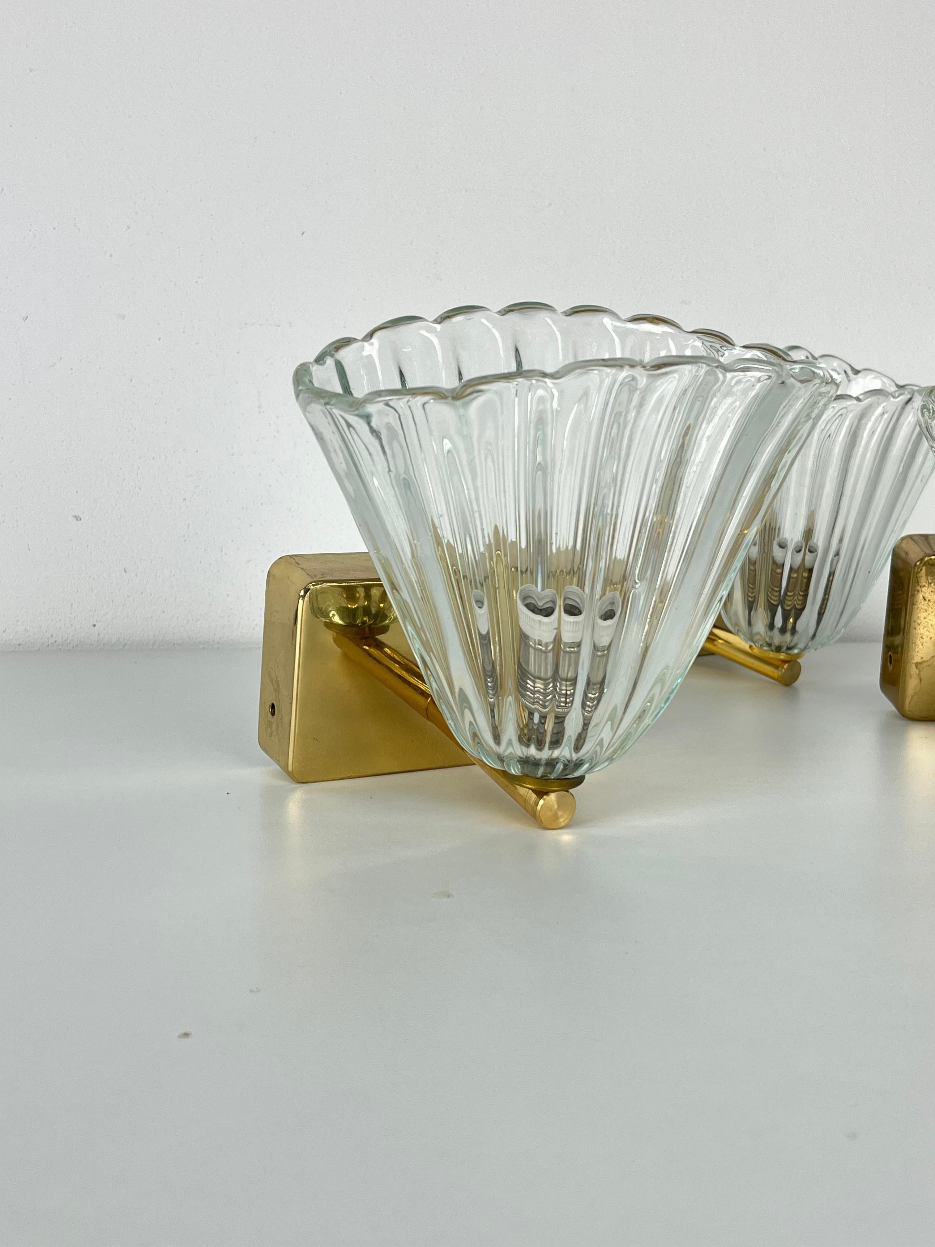 Juego de 3 apliques de latón y cristal de Murano atribuido a Barovier & Toso, años 50 Latón en venta