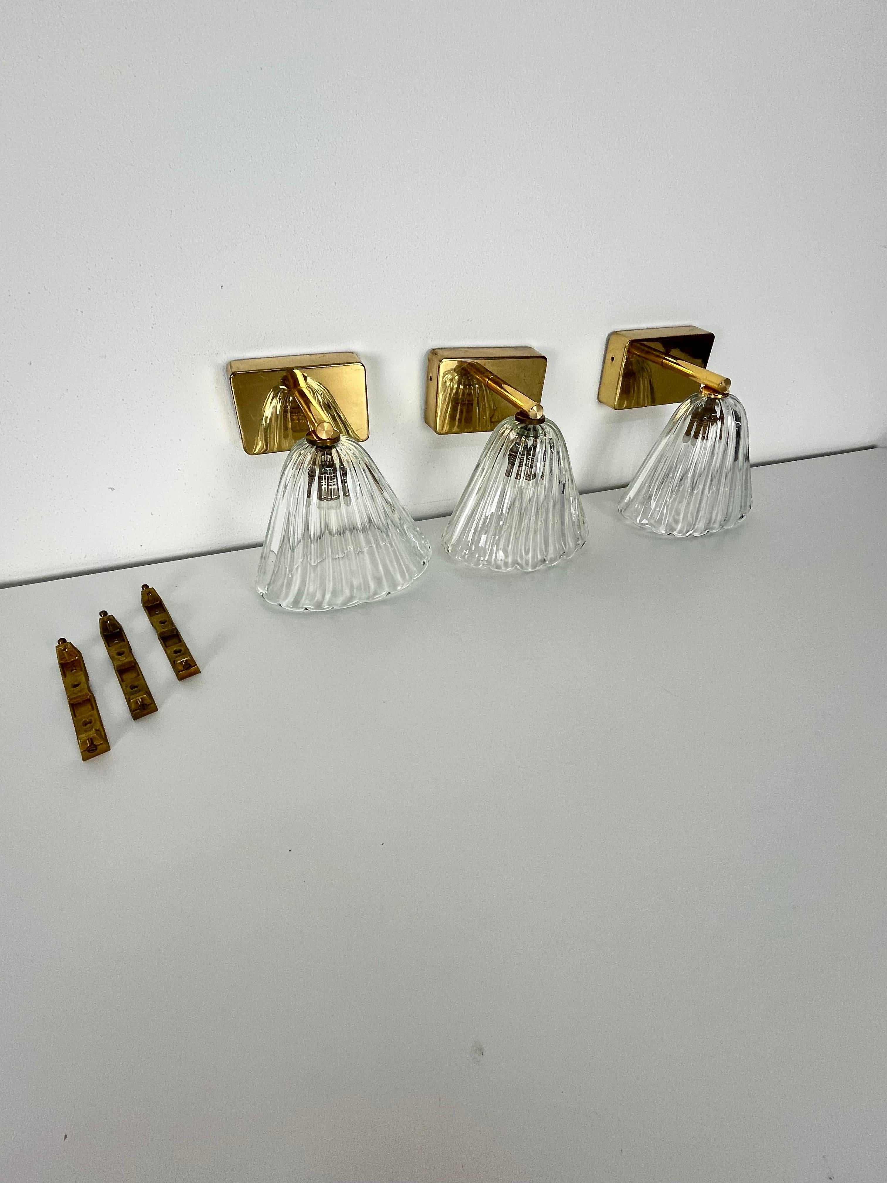Juego de 3 apliques de latón y cristal de Murano atribuido a Barovier & Toso, años 50 en venta 1
