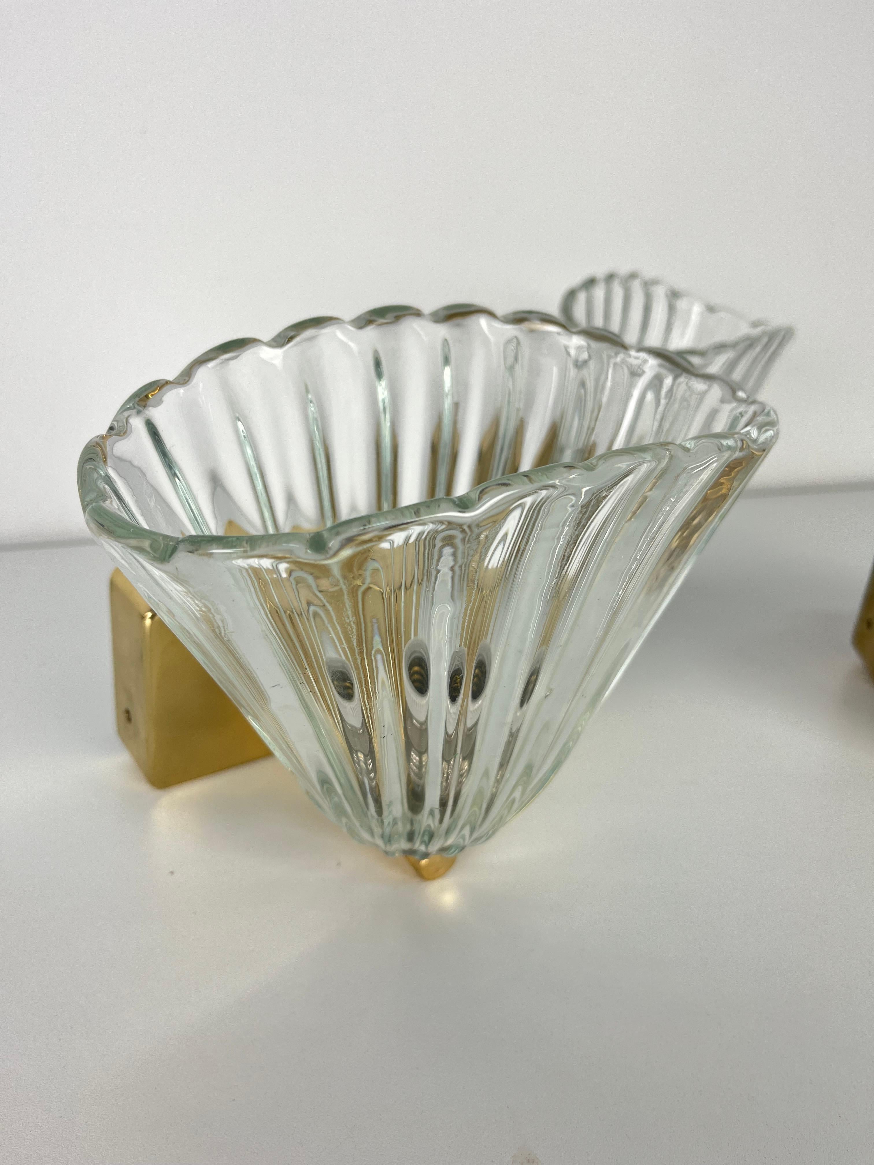 Juego de 3 apliques de latón y cristal de Murano atribuido a Barovier & Toso, años 50 en venta 2