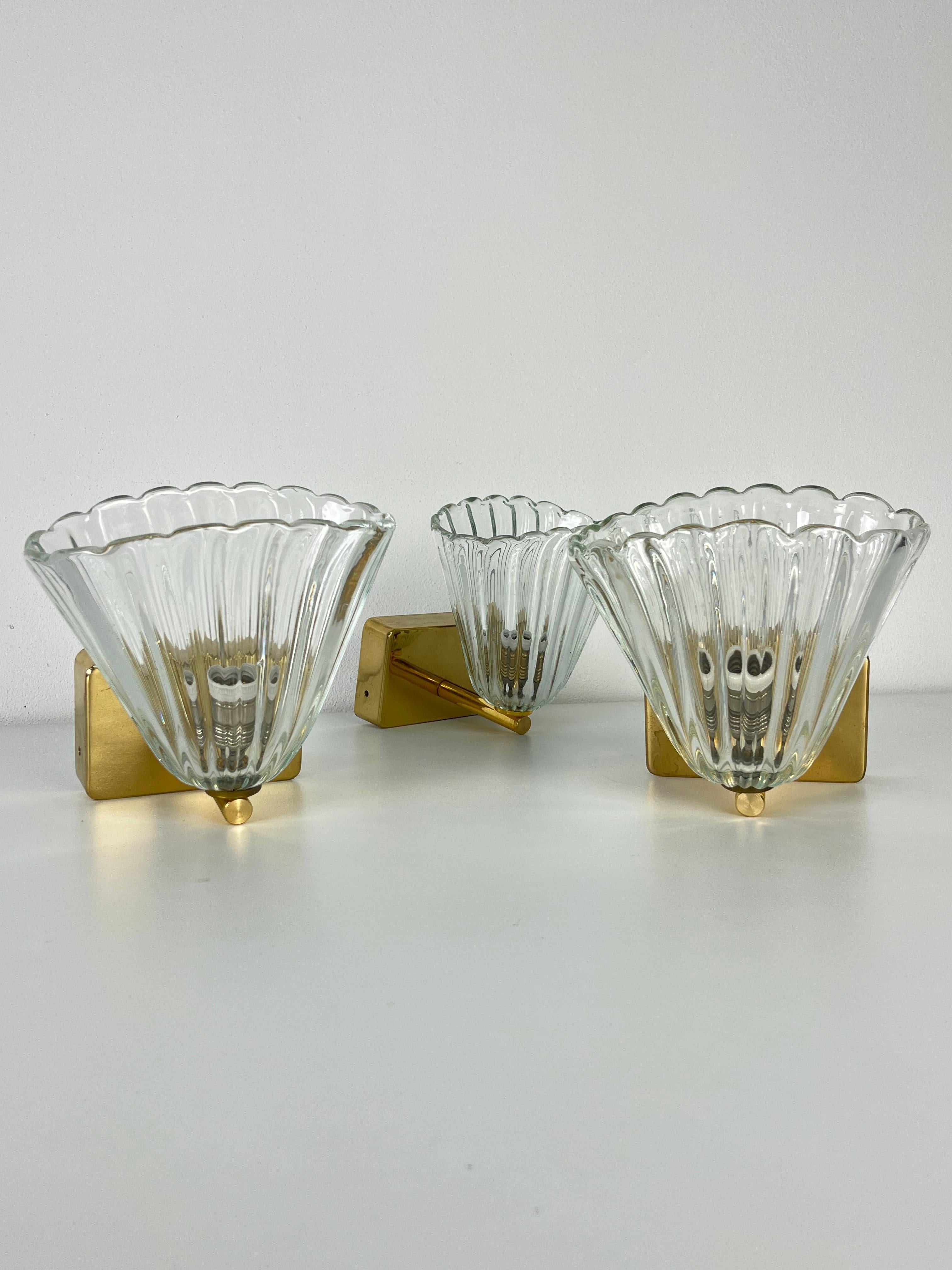 Juego de 3 apliques de latón y cristal de Murano atribuido a Barovier & Toso, años 50 en venta 3