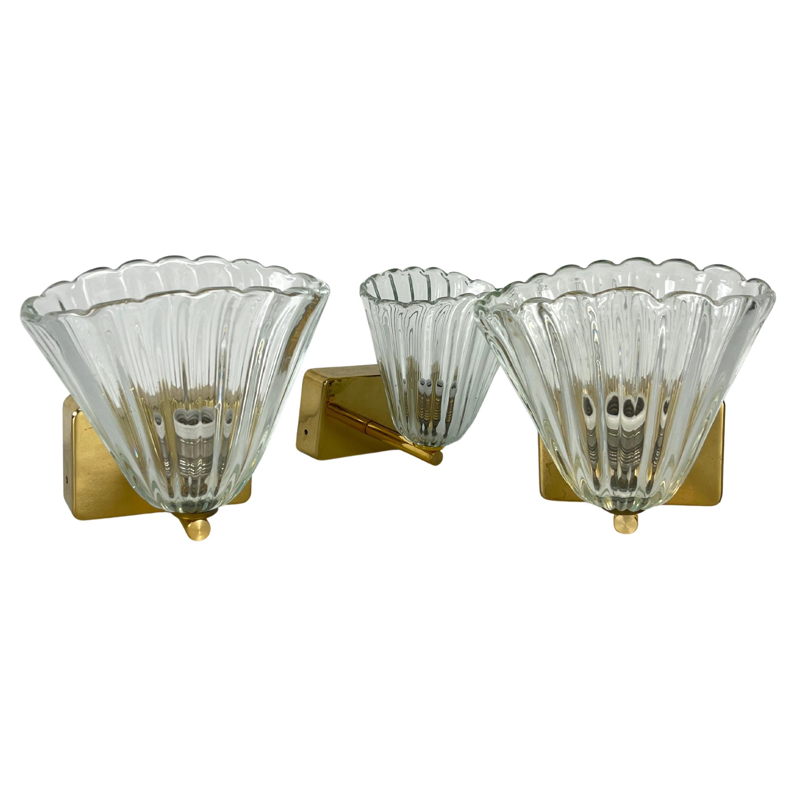 Juego de 3 apliques de latón y cristal de Murano atribuido a Barovier & Toso, años 50