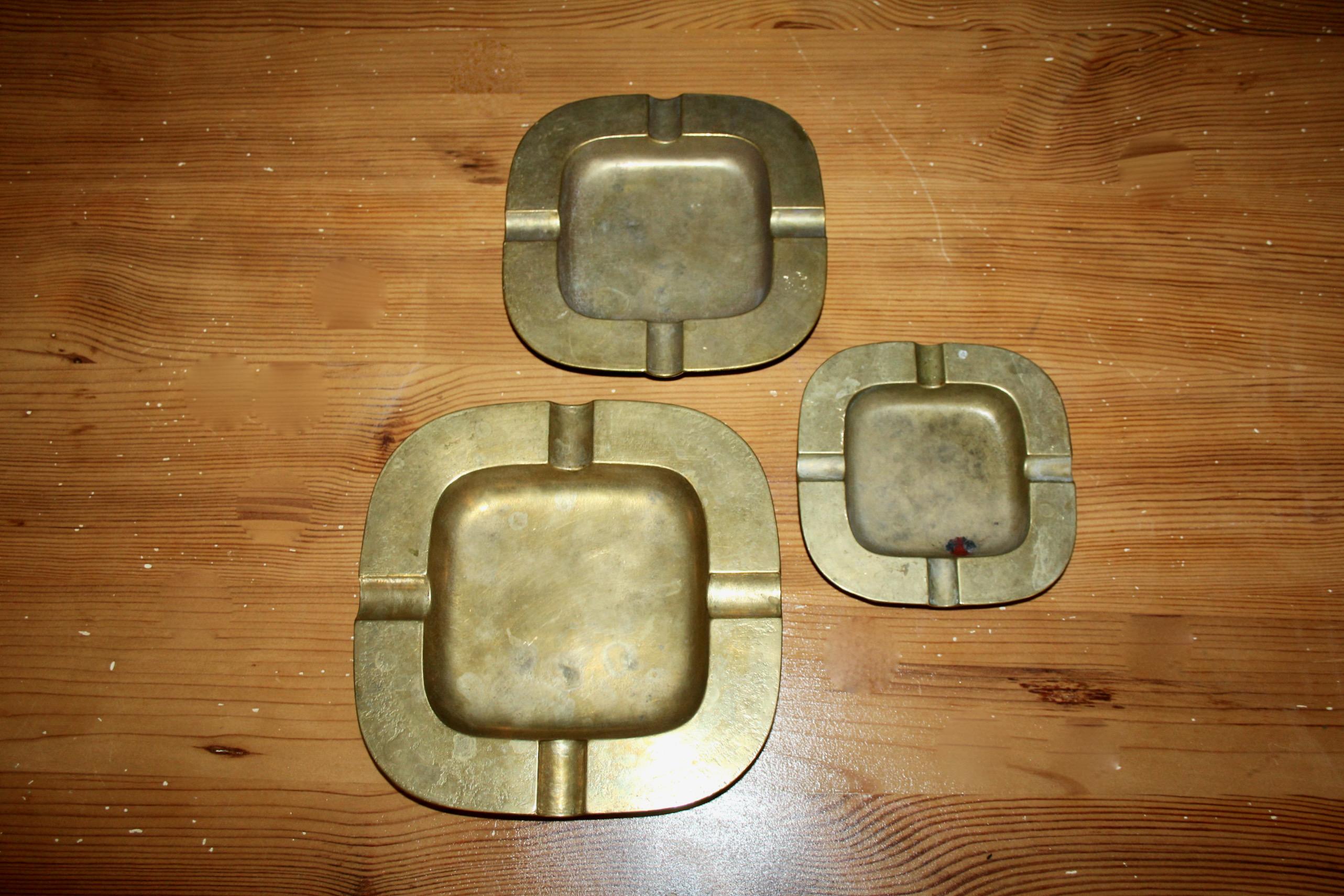 set of 3 brass ashtray (Französisch) im Angebot