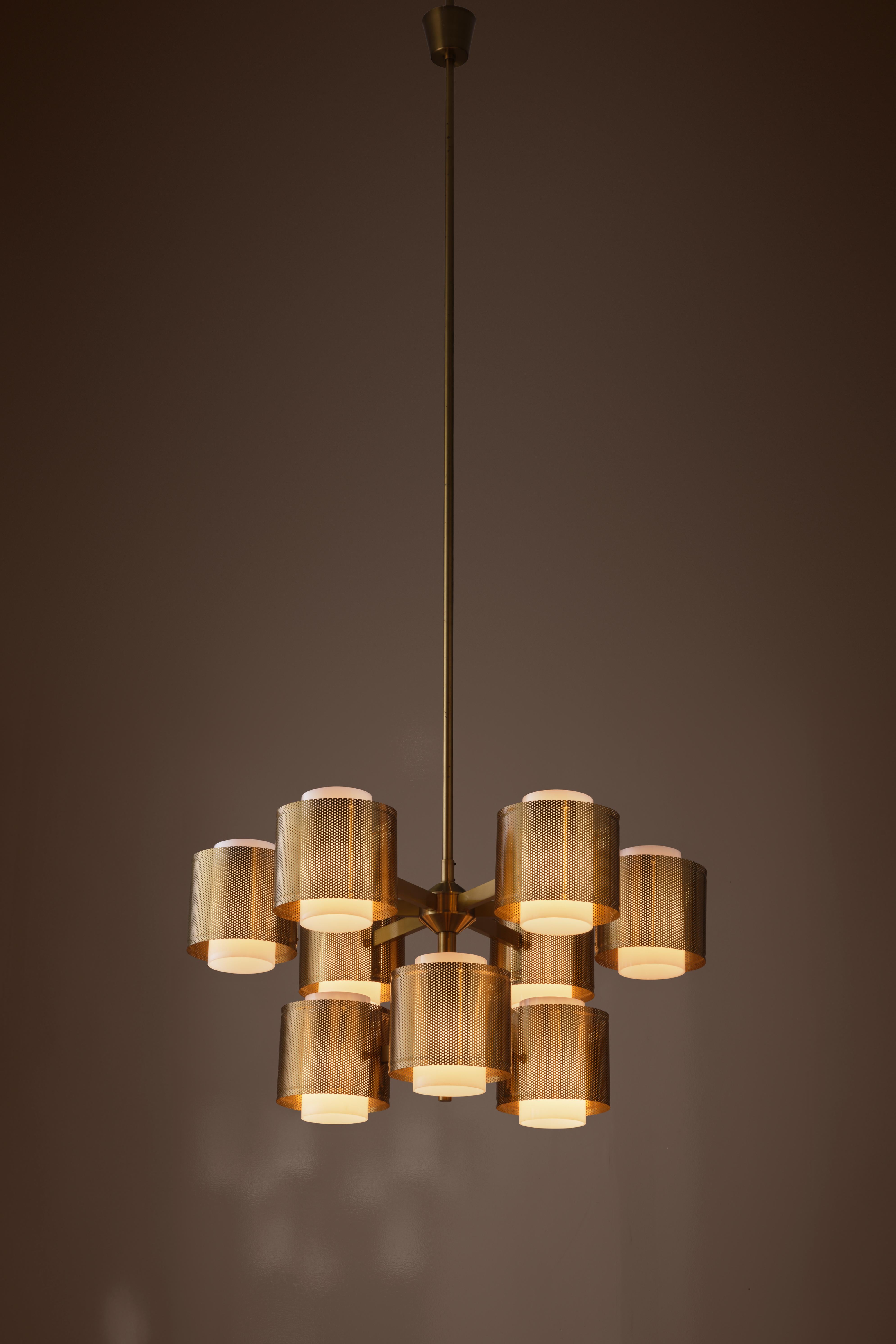 Modèle rare, produit en Suède dans les années 1960. Laiton perforé et abat-jour en acrylique.
Remarque : la hauteur est réglable en fonction de vos préférences. 
Excellent vintage avec de petits signes d'usage et de patine.
Le prix indiqué est celui