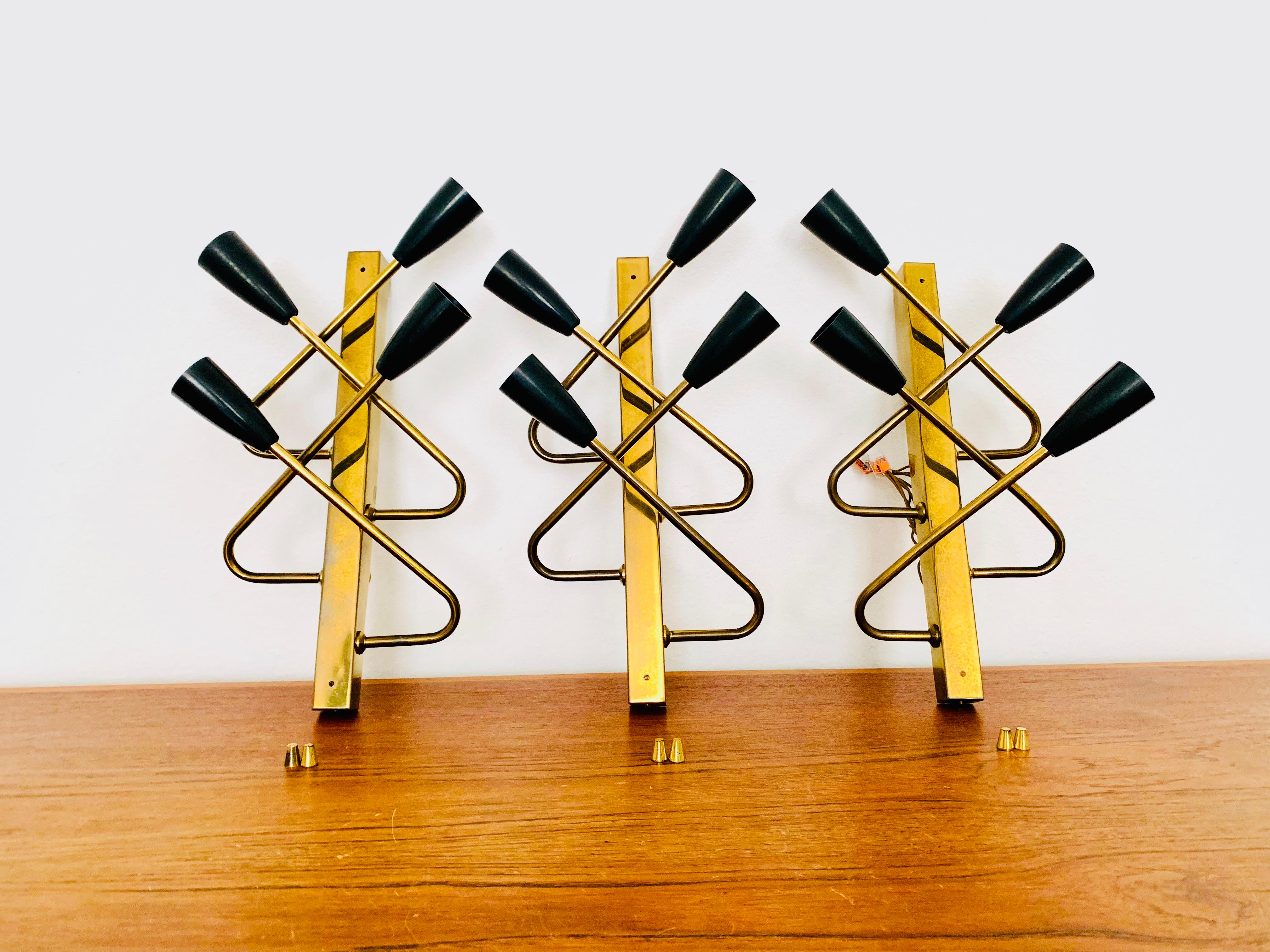 Beautiful brass wall lamps from the 1950s.
Impressive design and high-quality workmanship.
A beautiful lighting mood is created.

There are 2 right and one left aligned lamp.

Condition:

Very good vintage condition with slight signs of wear