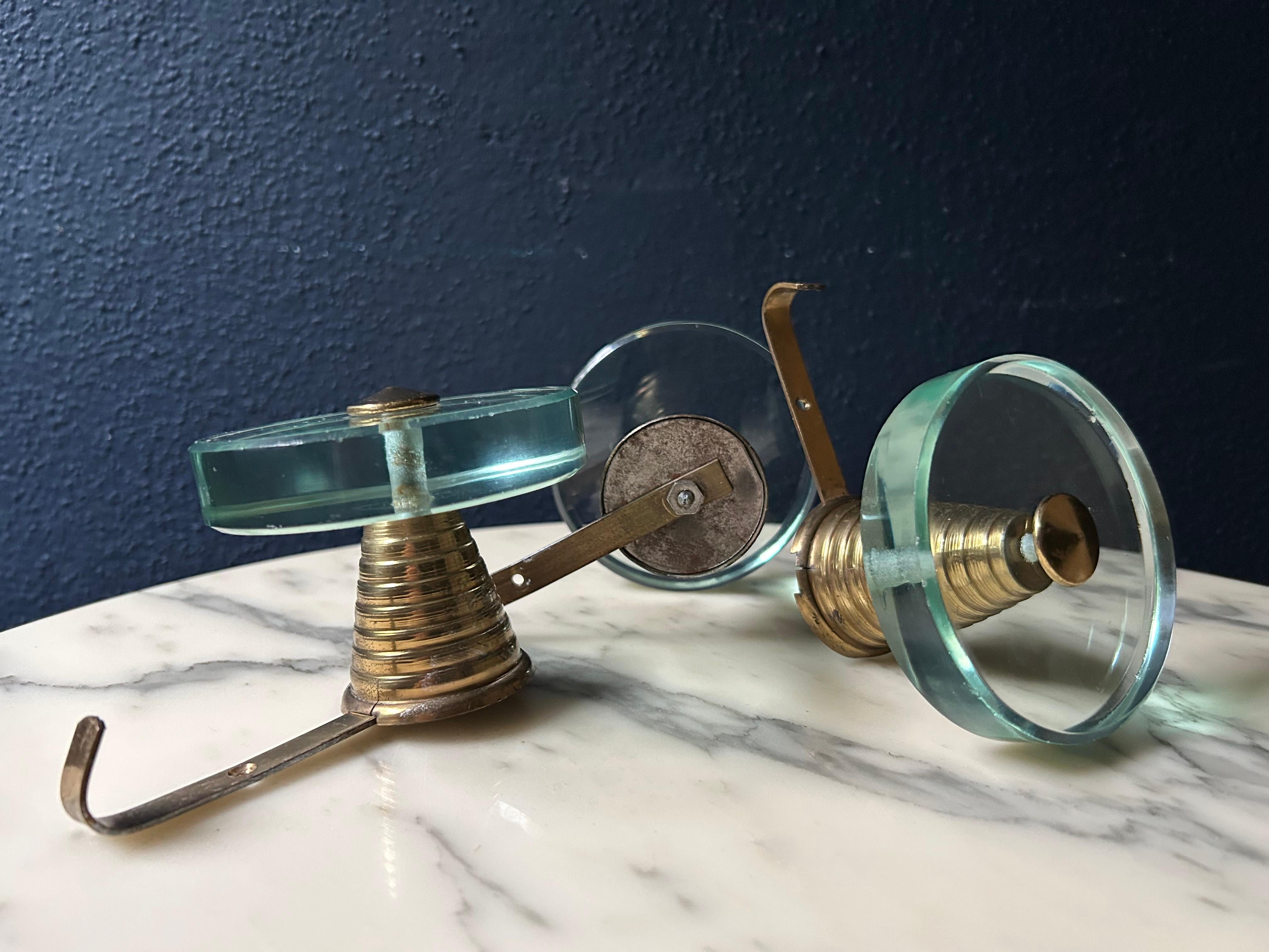 Mid-Century moderno Set di 3 appendiabiti in ottone e vetro attribuiti a Fontana Arte, Italia, anni '50 in vendita
