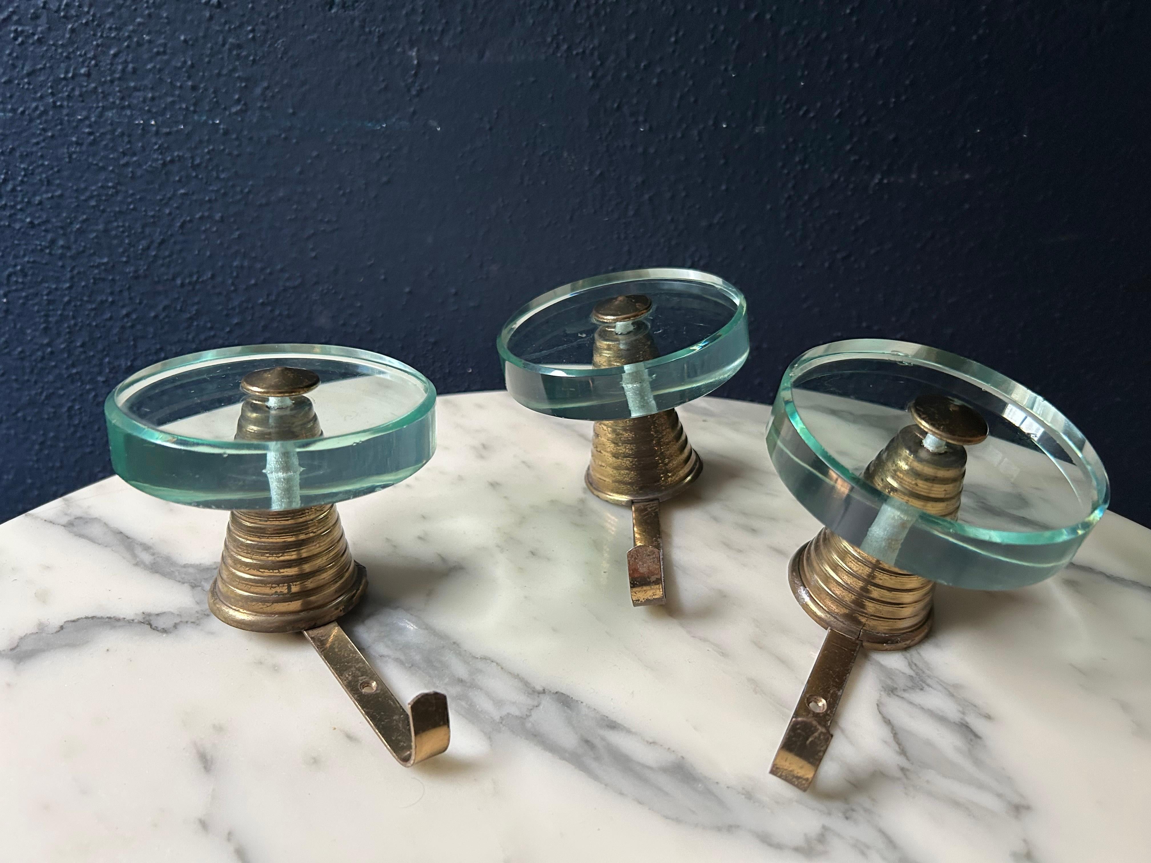 Italiano Set di 3 appendiabiti in ottone e vetro attribuiti a Fontana Arte, Italia, anni '50 in vendita
