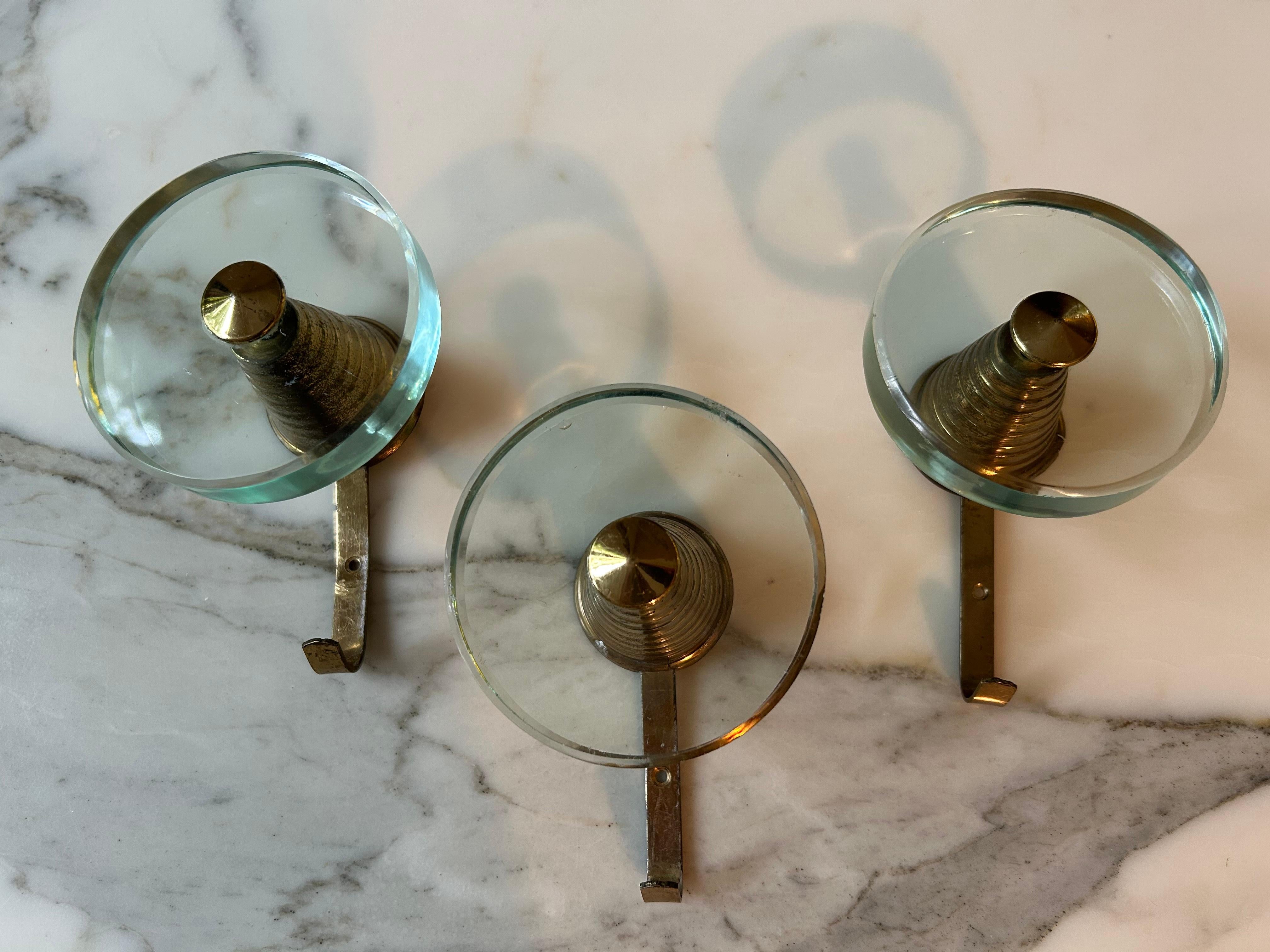 Metà XX secolo Set di 3 appendiabiti in ottone e vetro attribuiti a Fontana Arte, Italia, anni '50 in vendita