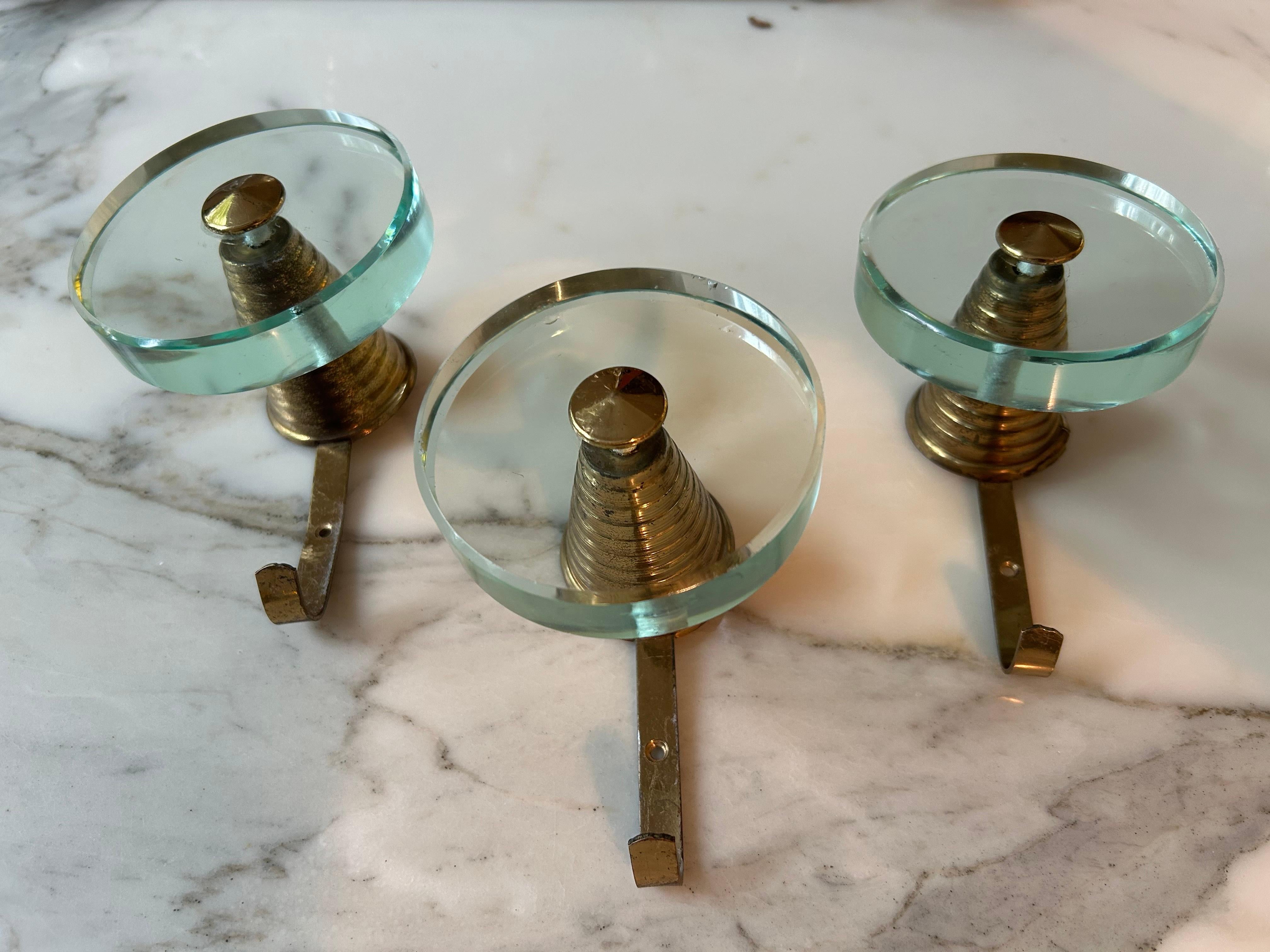 Ottone Set di 3 appendiabiti in ottone e vetro attribuiti a Fontana Arte, Italia, anni '50 in vendita