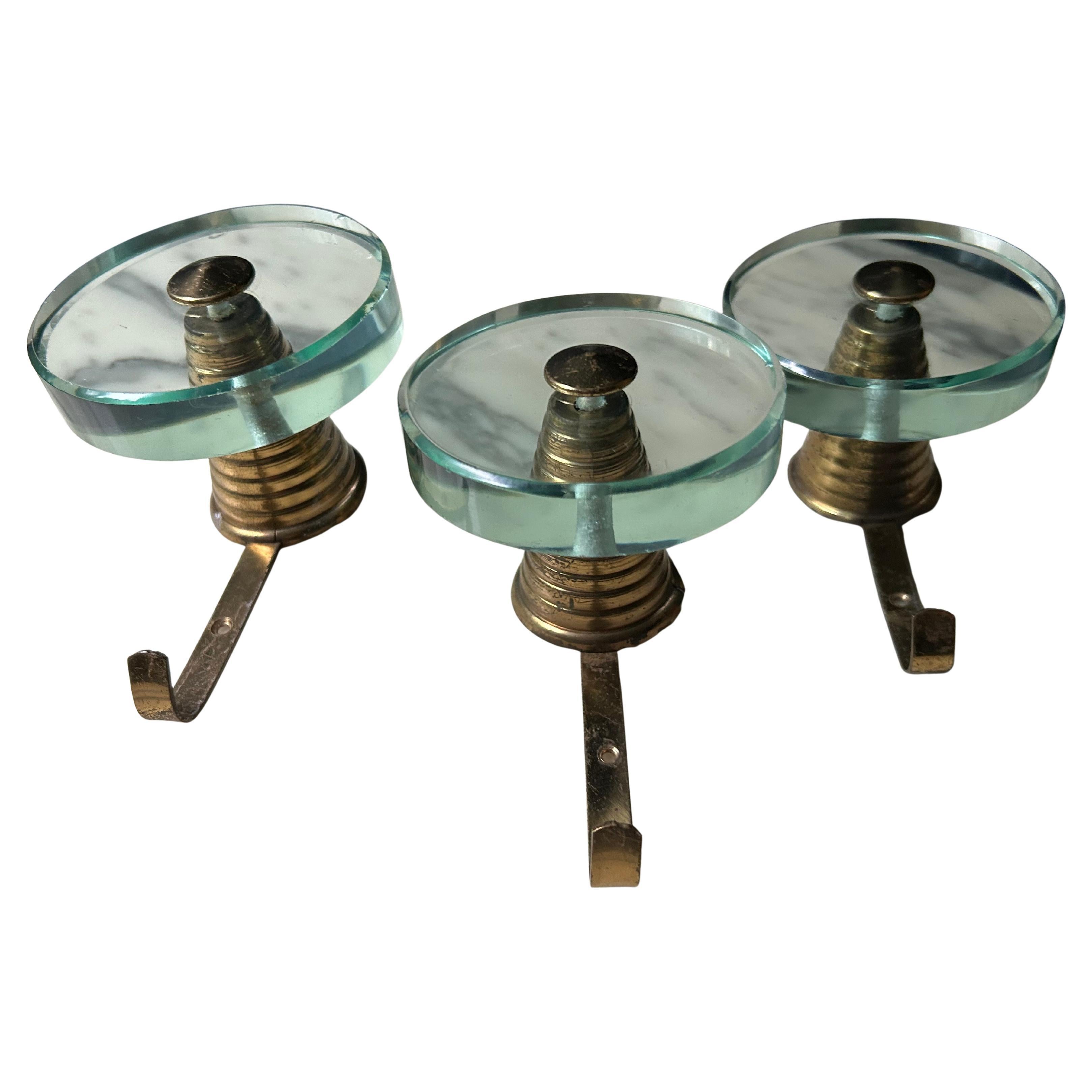 Set di 3 appendiabiti in ottone e vetro attribuiti a Fontana Arte, Italia, anni '50 in vendita