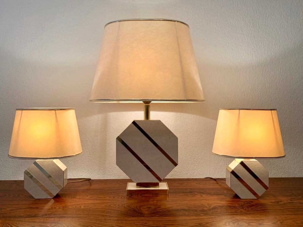 Fin du 20e siècle Ensemble de 3 lampes de bureau à base octogonale en laiton et bois laqué, vers 1970 en vente