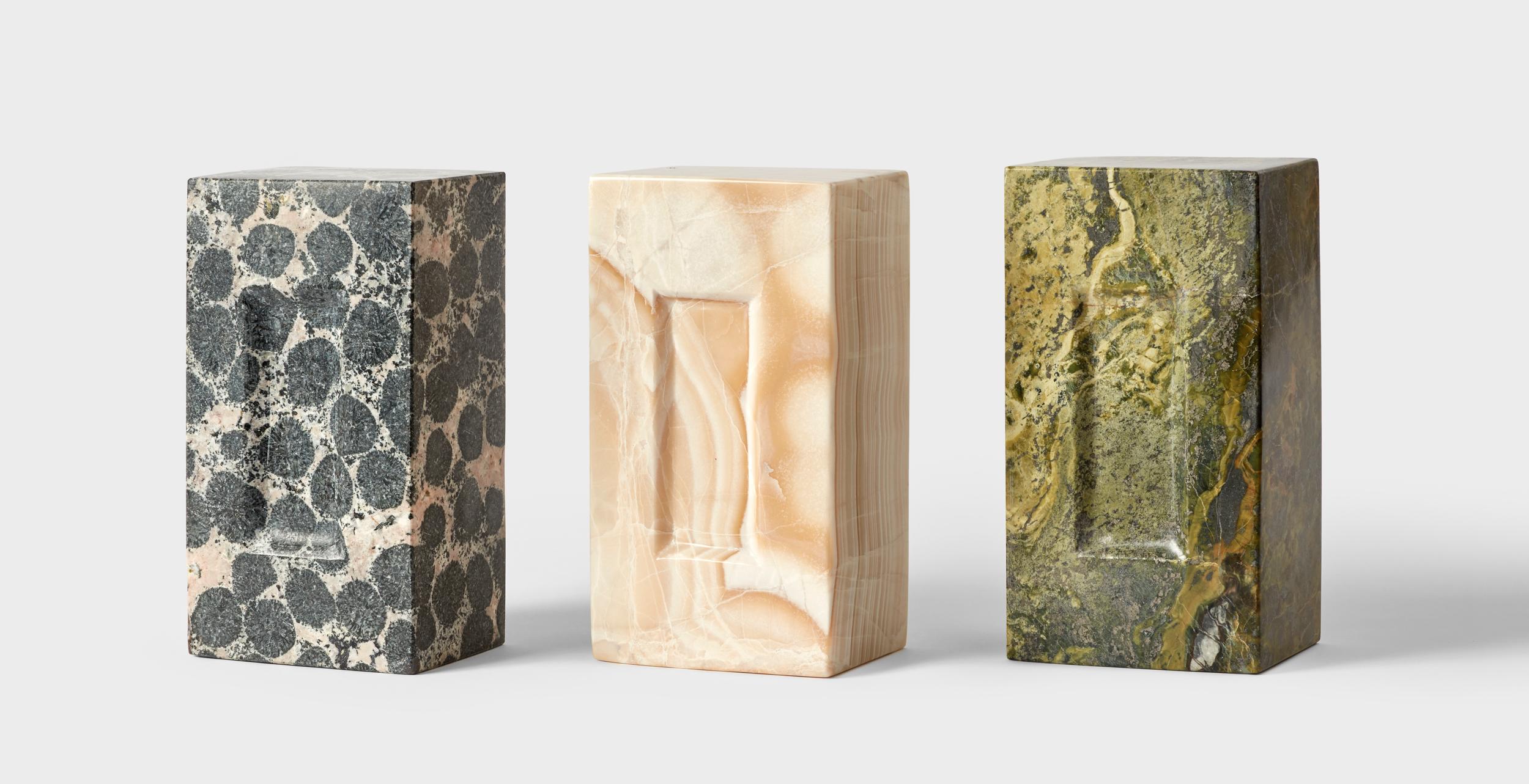 Ensemble de 3 briques par Estudio Rafael Freyre
Dimensions : L 12,5 D 9 x H 23 cm
Matériaux : Pierres des Andes
Également disponible : Autres finitions disponibles.

La brique est un élément constructif générique qui fait partie de l'imaginaire