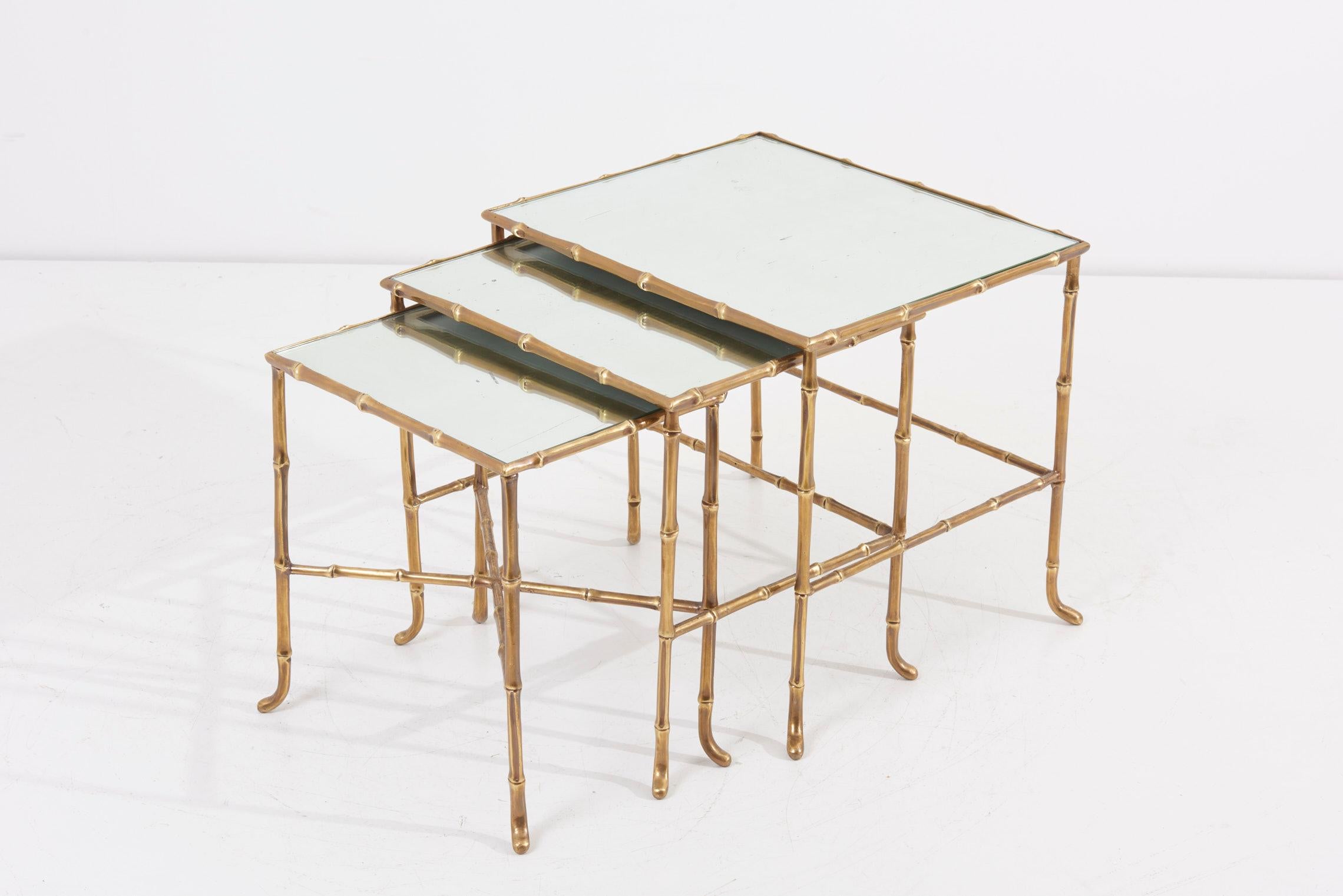 Hollywood Regency Set de 3 tables gigognes en bambou bronze avec miroirs par Maison Baguès:: France en vente