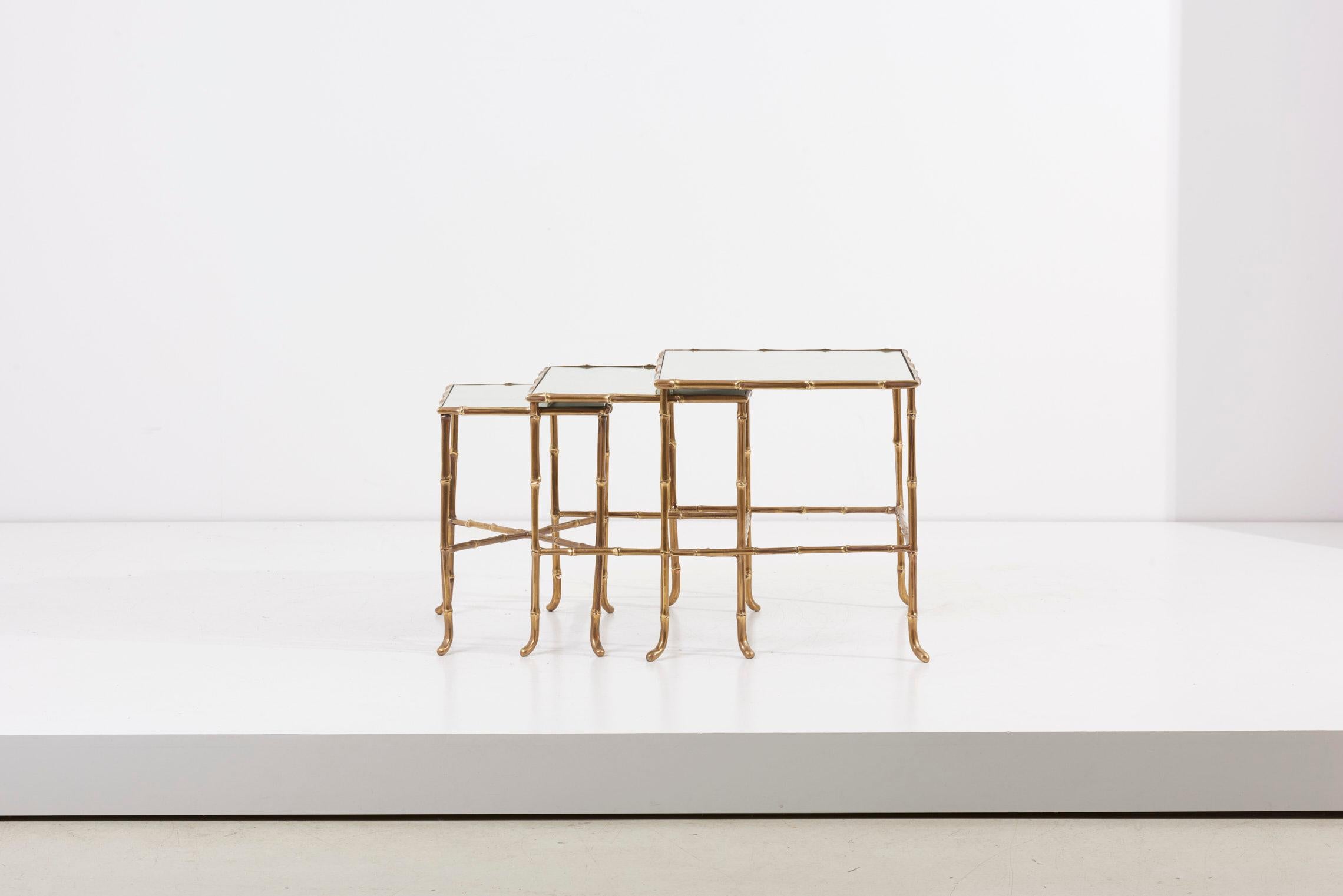Français Set de 3 tables gigognes en bambou bronze avec miroirs par Maison Baguès:: France en vente
