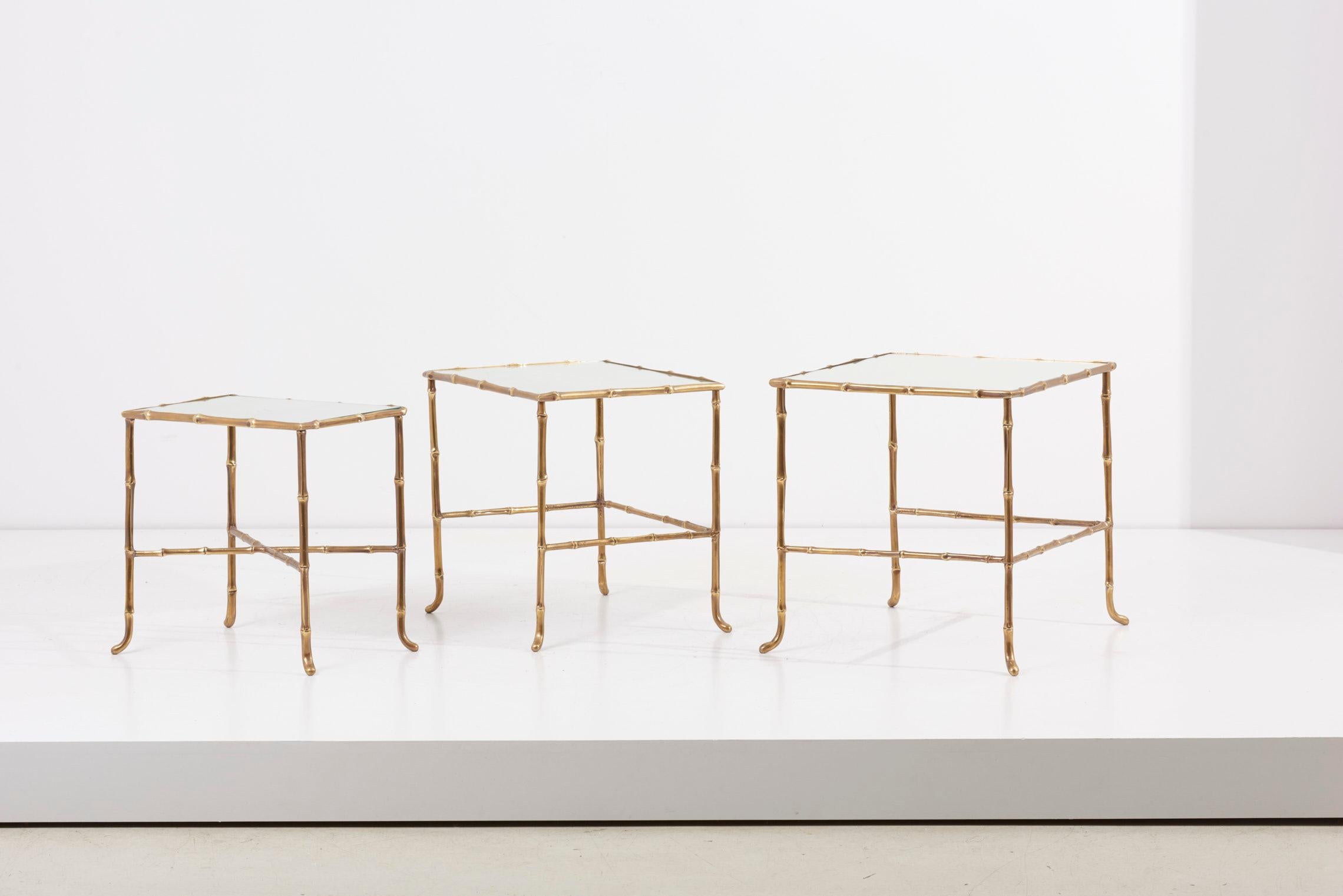 Set de 3 tables gigognes en bambou bronze avec miroirs par Maison Baguès:: France Bon état - En vente à Berlin, DE
