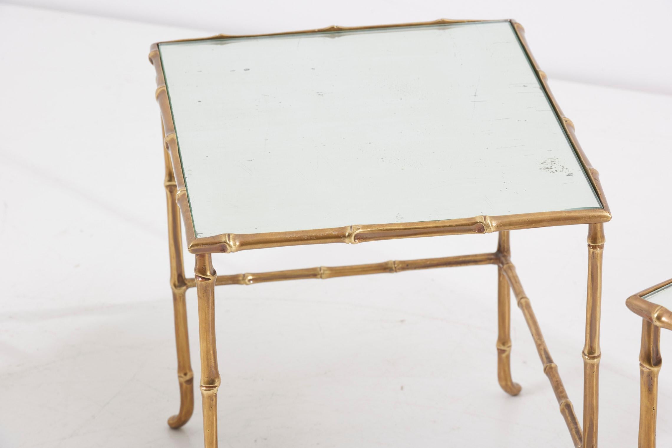 Set de 3 tables gigognes en bambou bronze avec miroirs par Maison Baguès:: France en vente 2