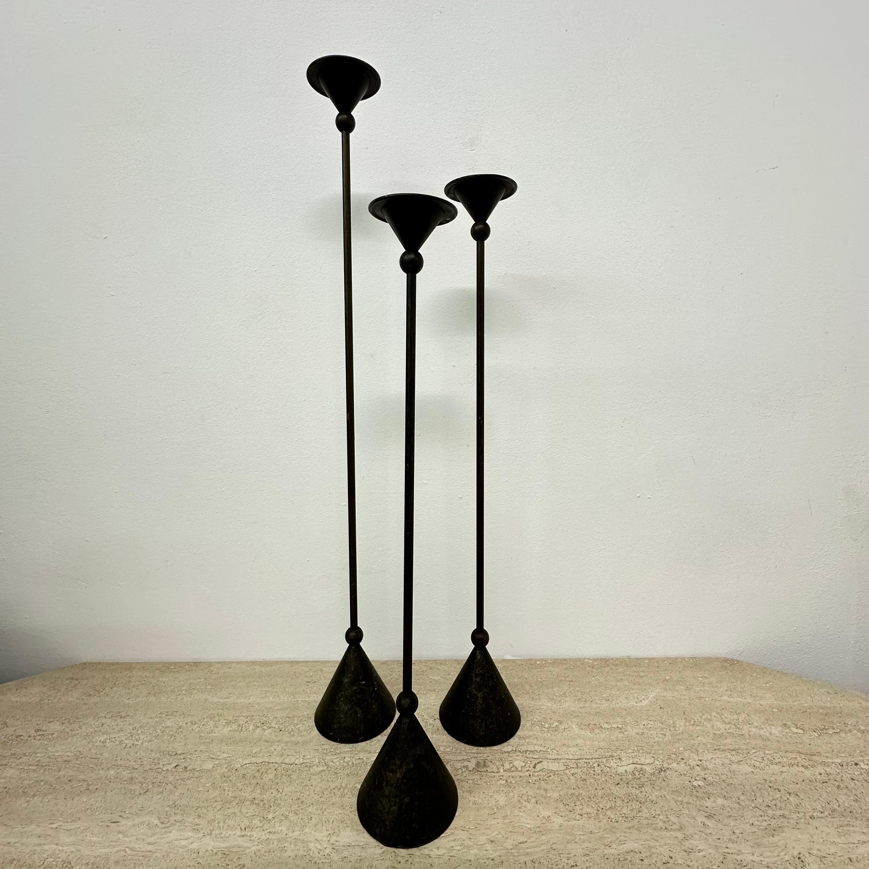 Set di 3 portacandele in bronzo in stile Memphis, anni '80

Dimensioni: Altezza 66 cm  55 Altezza 50 Altezza Tutti i diametri sono di 9 cm
Materiale: Metallo
Condizioni: Buono con una bella patina
Periodo: 1980's