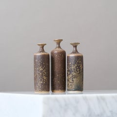 Ensemble de 3 vases miniatures en grès brun par le céramiste suédois Rolf Palm, années 1970