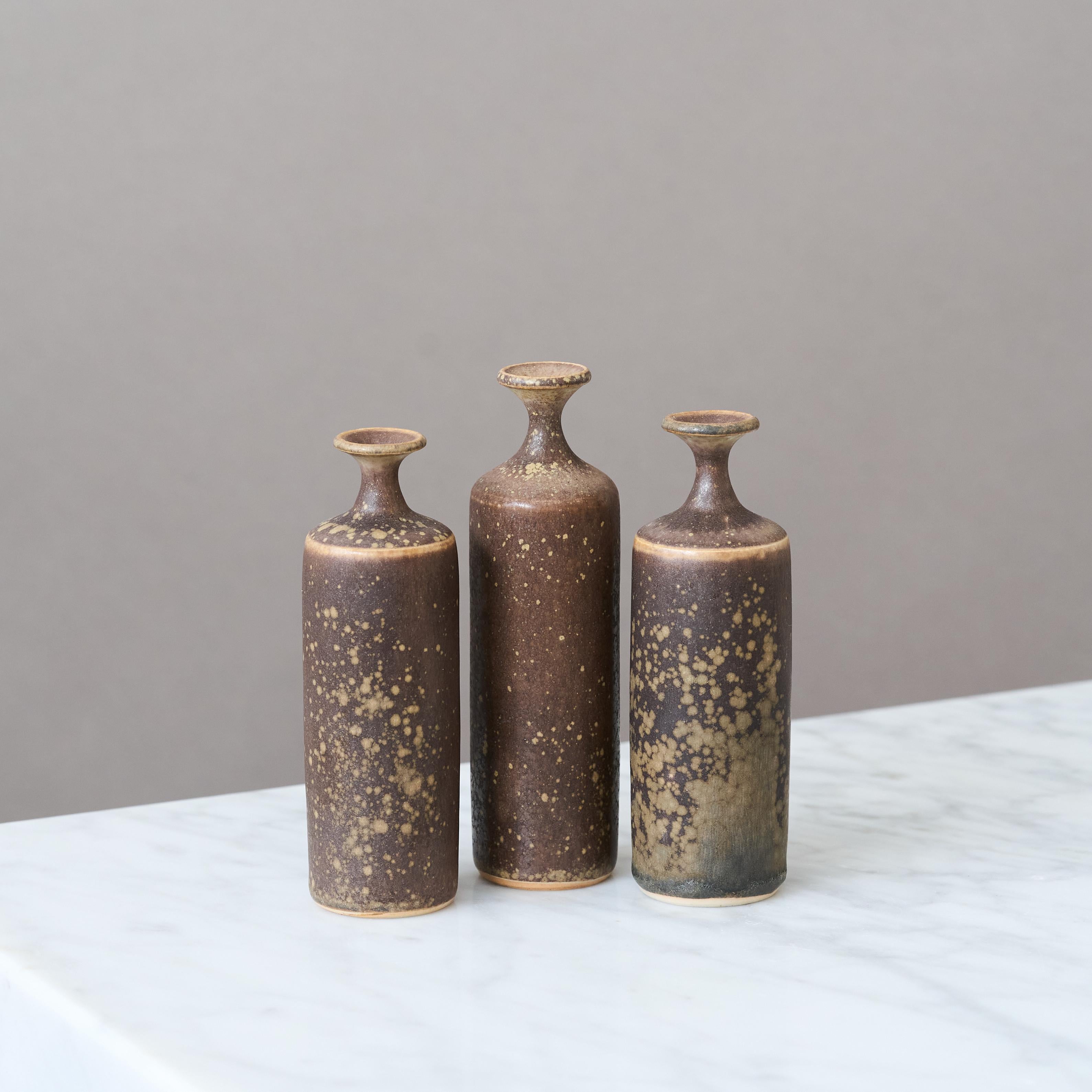 Scandinave moderne Ensemble de 3 vases miniatures en grès brun par le céramiste suédois Rolf Palm, années 1970 en vente
