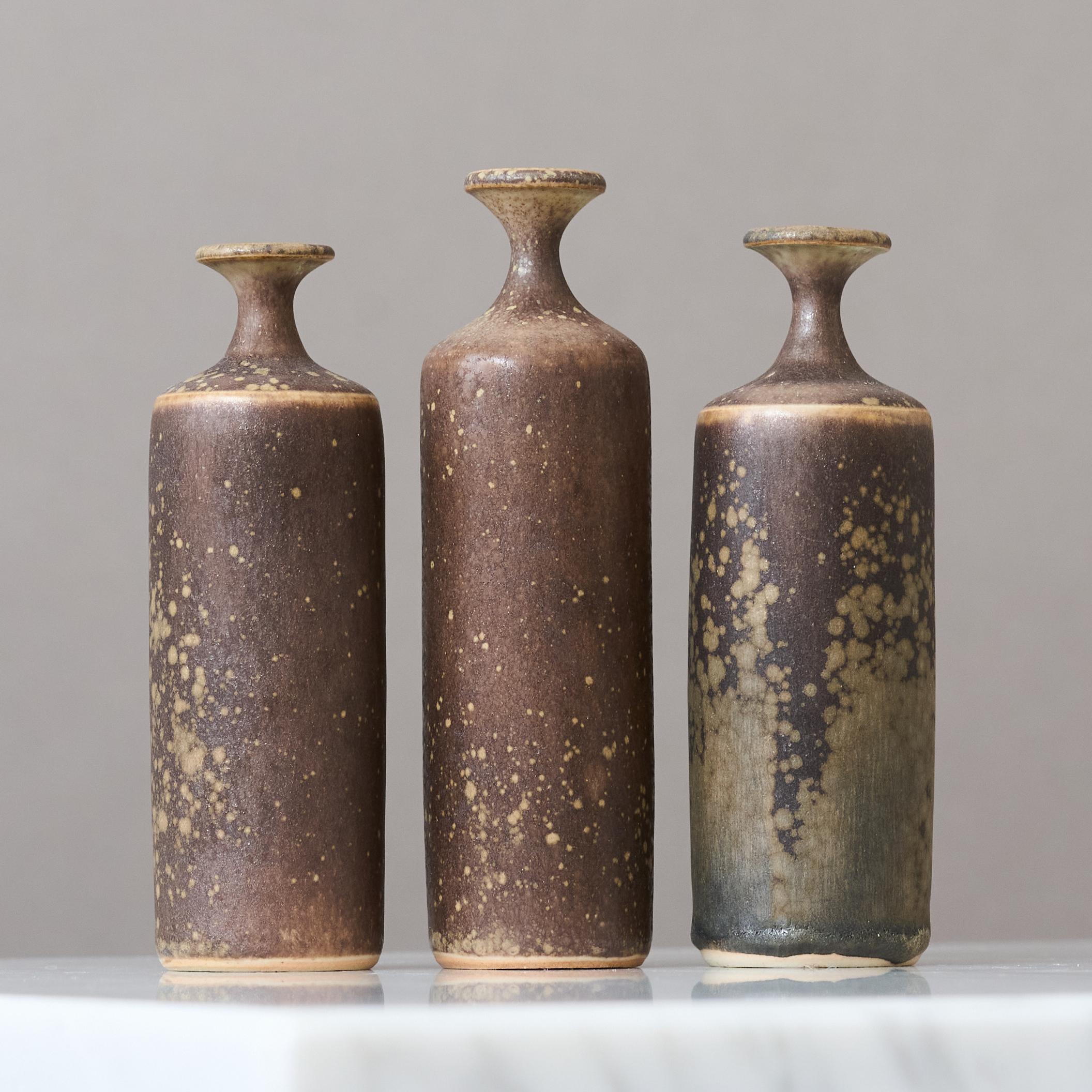 Suédois Ensemble de 3 vases miniatures en grès brun par le céramiste suédois Rolf Palm, années 1970 en vente