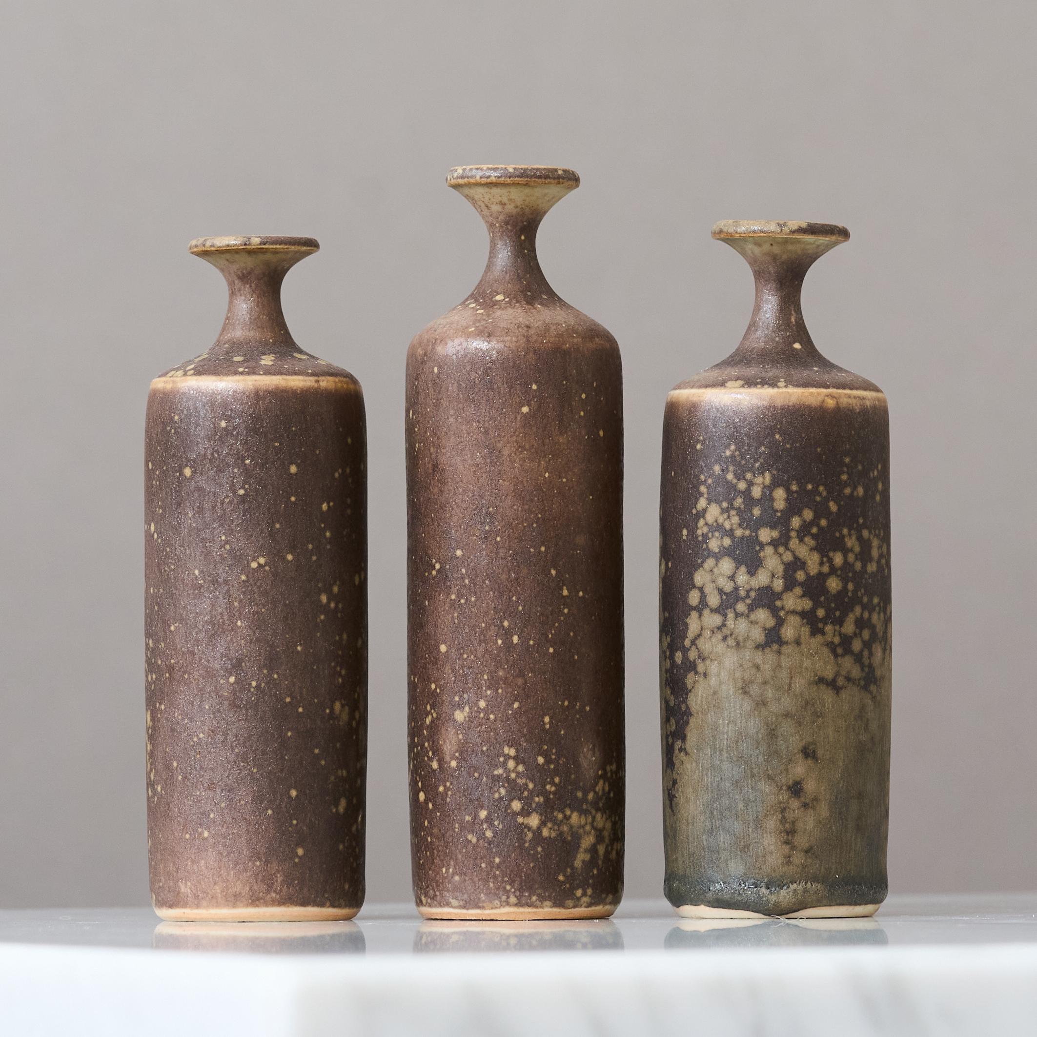 Vernissé Ensemble de 3 vases miniatures en grès brun par le céramiste suédois Rolf Palm, années 1970 en vente