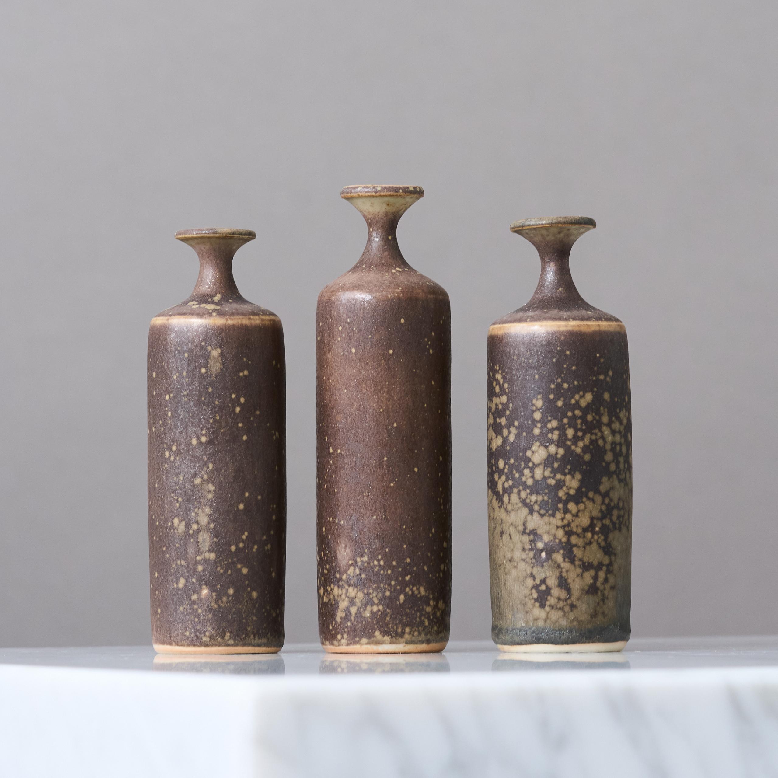 Ensemble de 3 vases miniatures en grès brun par le céramiste suédois Rolf Palm, années 1970 Bon état - En vente à Malmö, SE