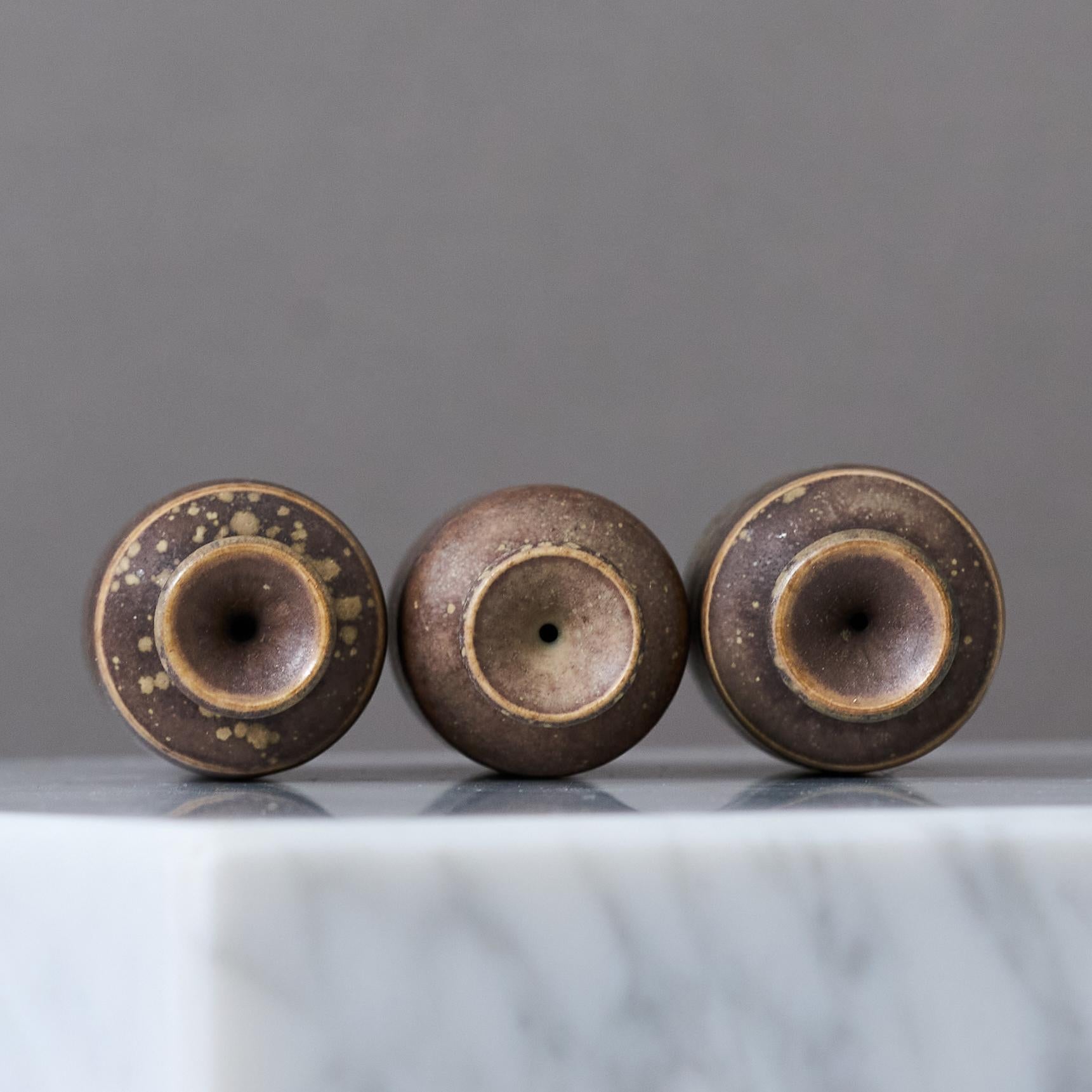 20ième siècle Ensemble de 3 vases miniatures en grès brun par le céramiste suédois Rolf Palm, années 1970 en vente